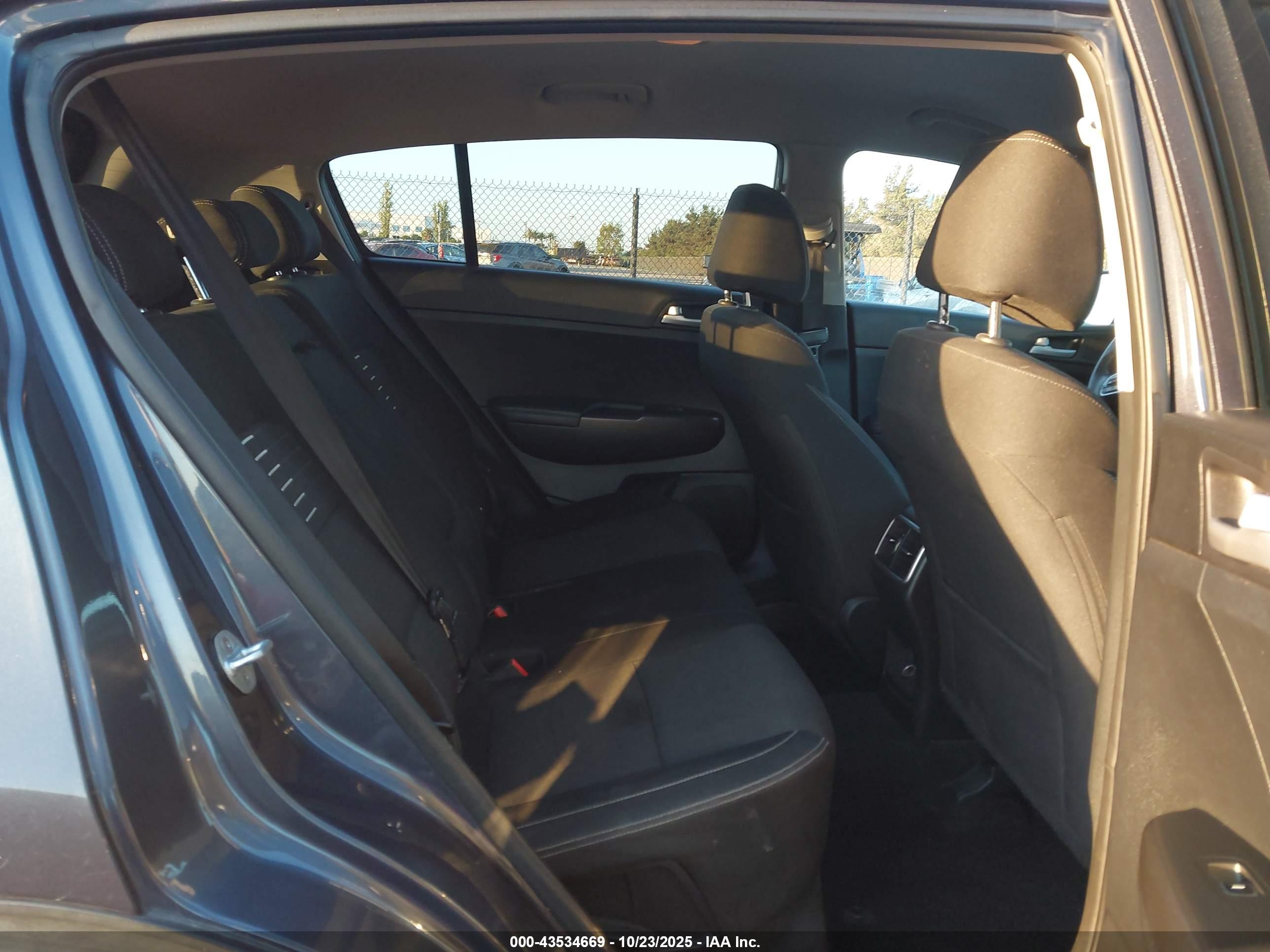 KIA SPORTAGE image 8