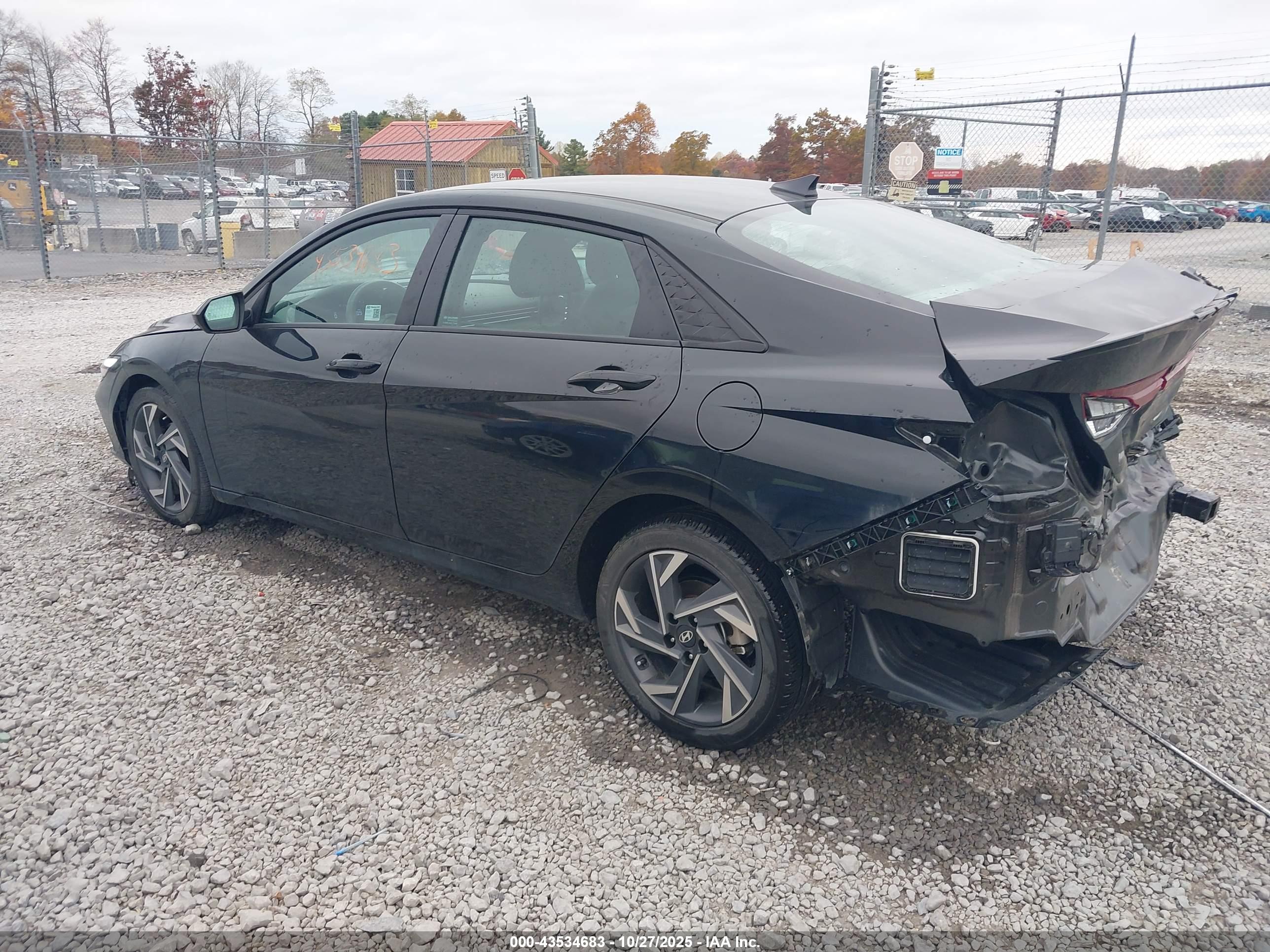 HYUNDAI ELANTRA image 3