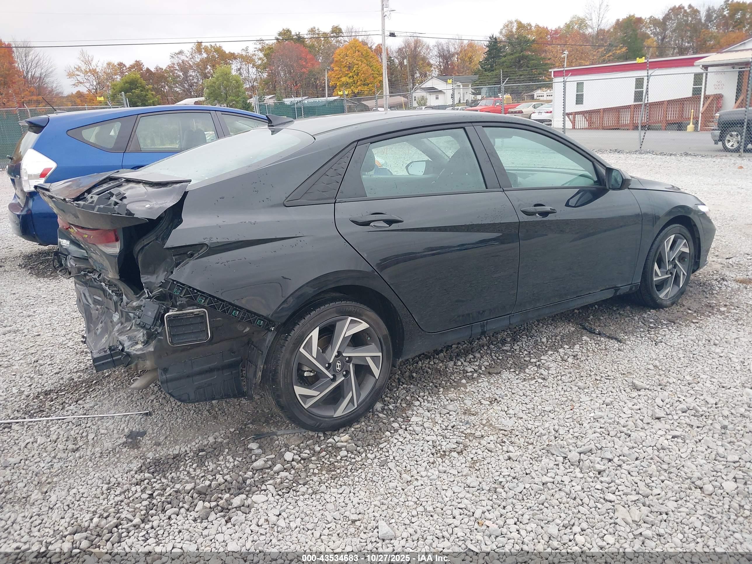 HYUNDAI ELANTRA image 4