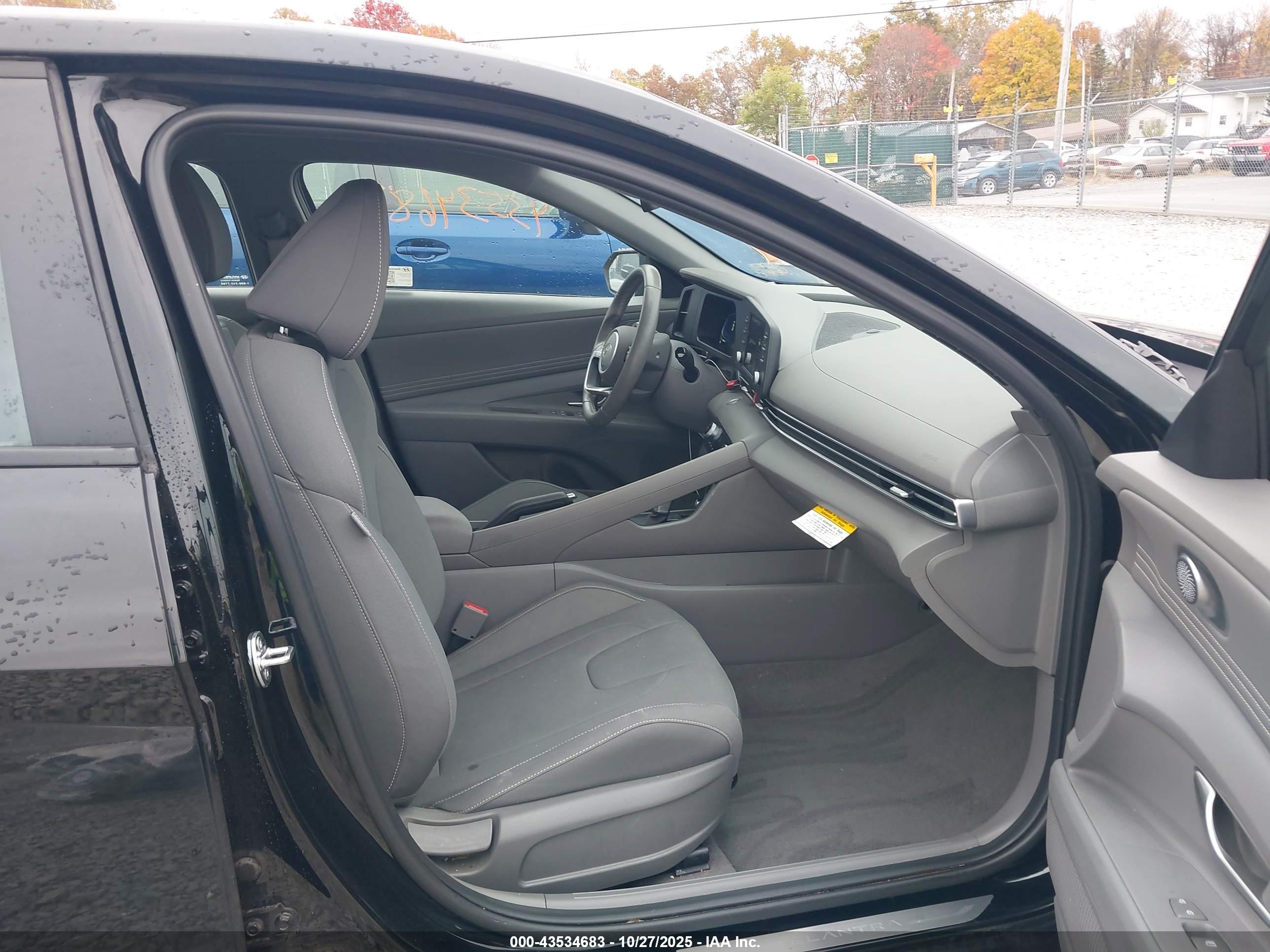 HYUNDAI ELANTRA image 5
