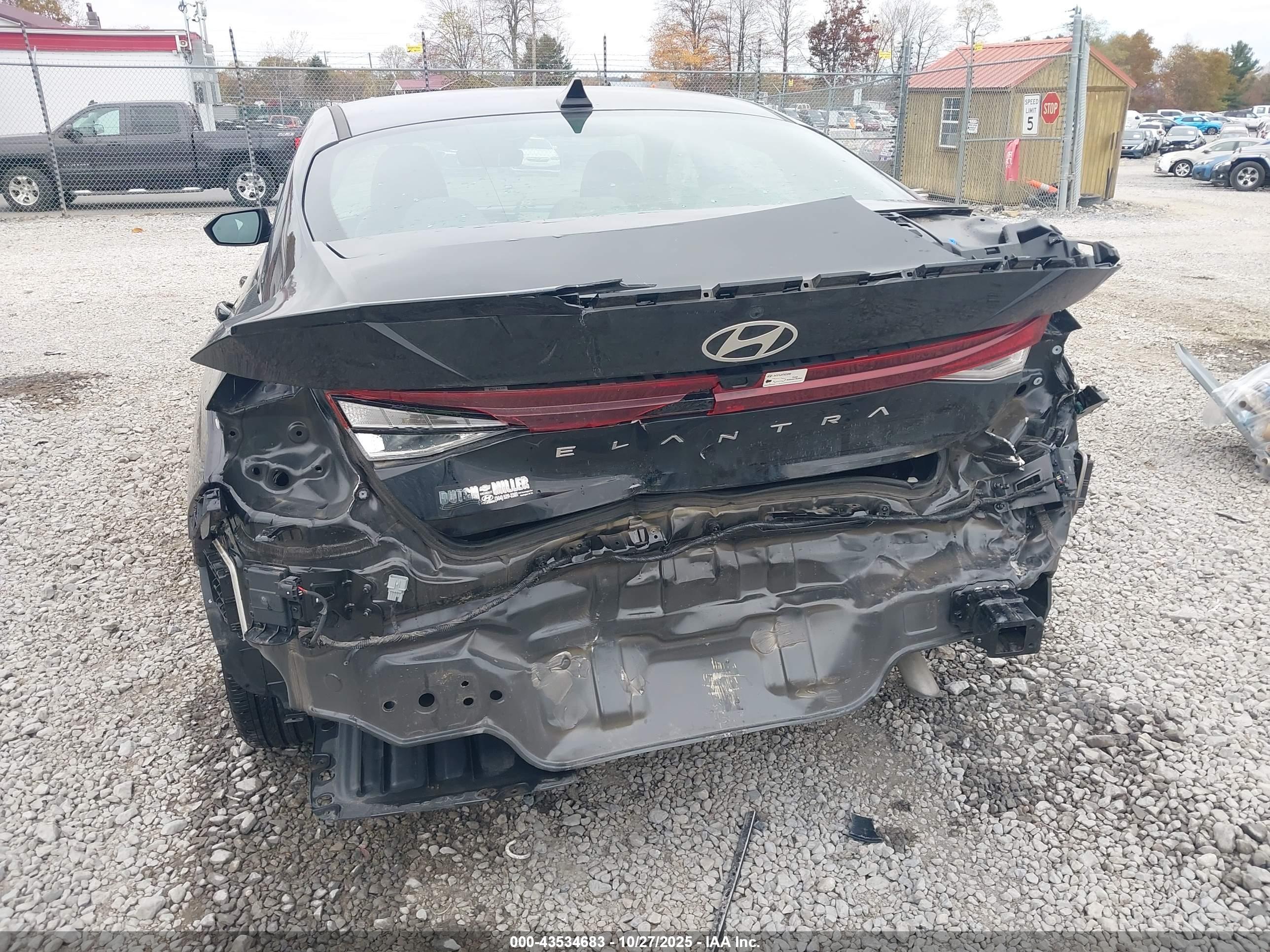 HYUNDAI ELANTRA image 6