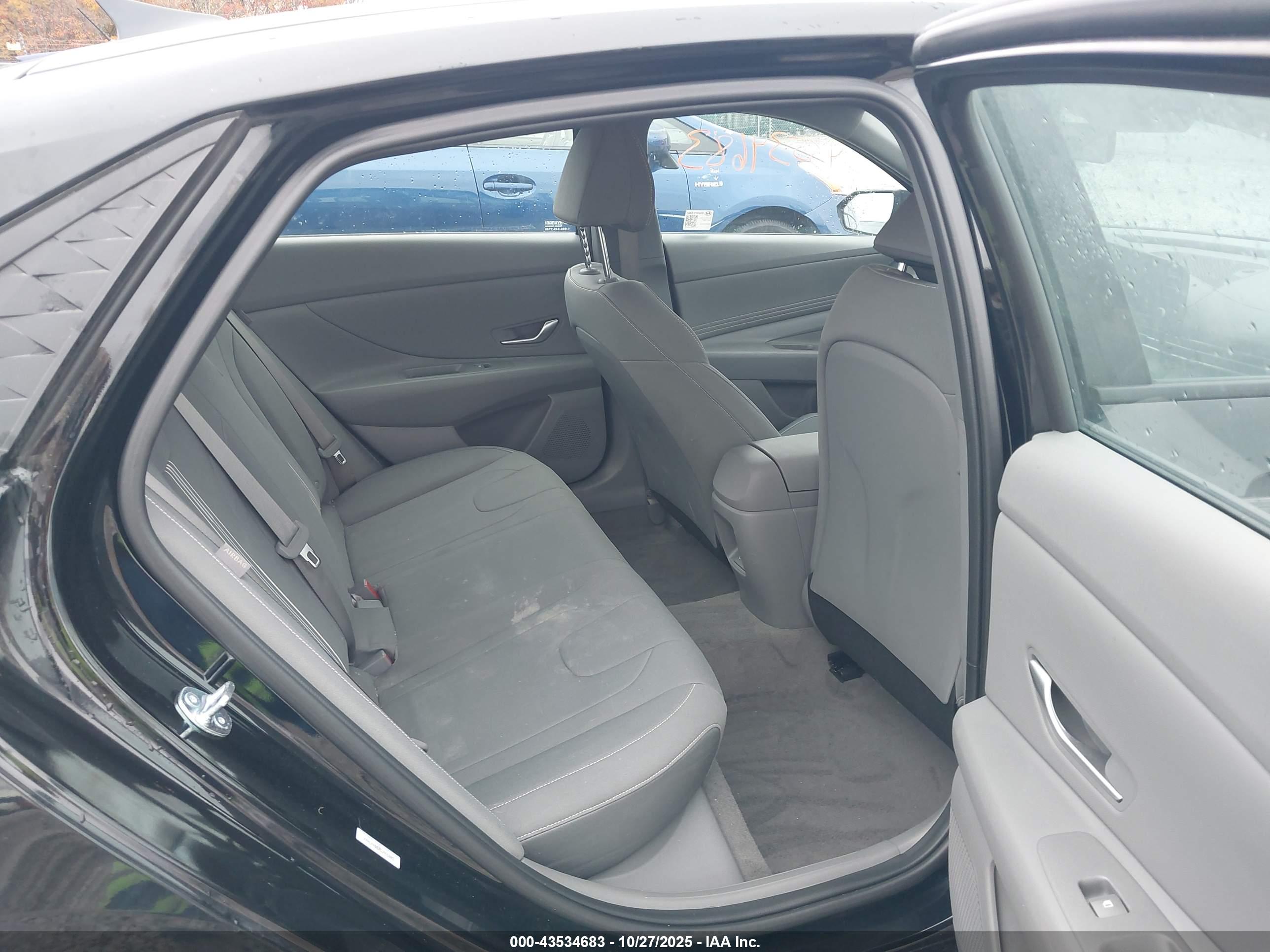 HYUNDAI ELANTRA image 8