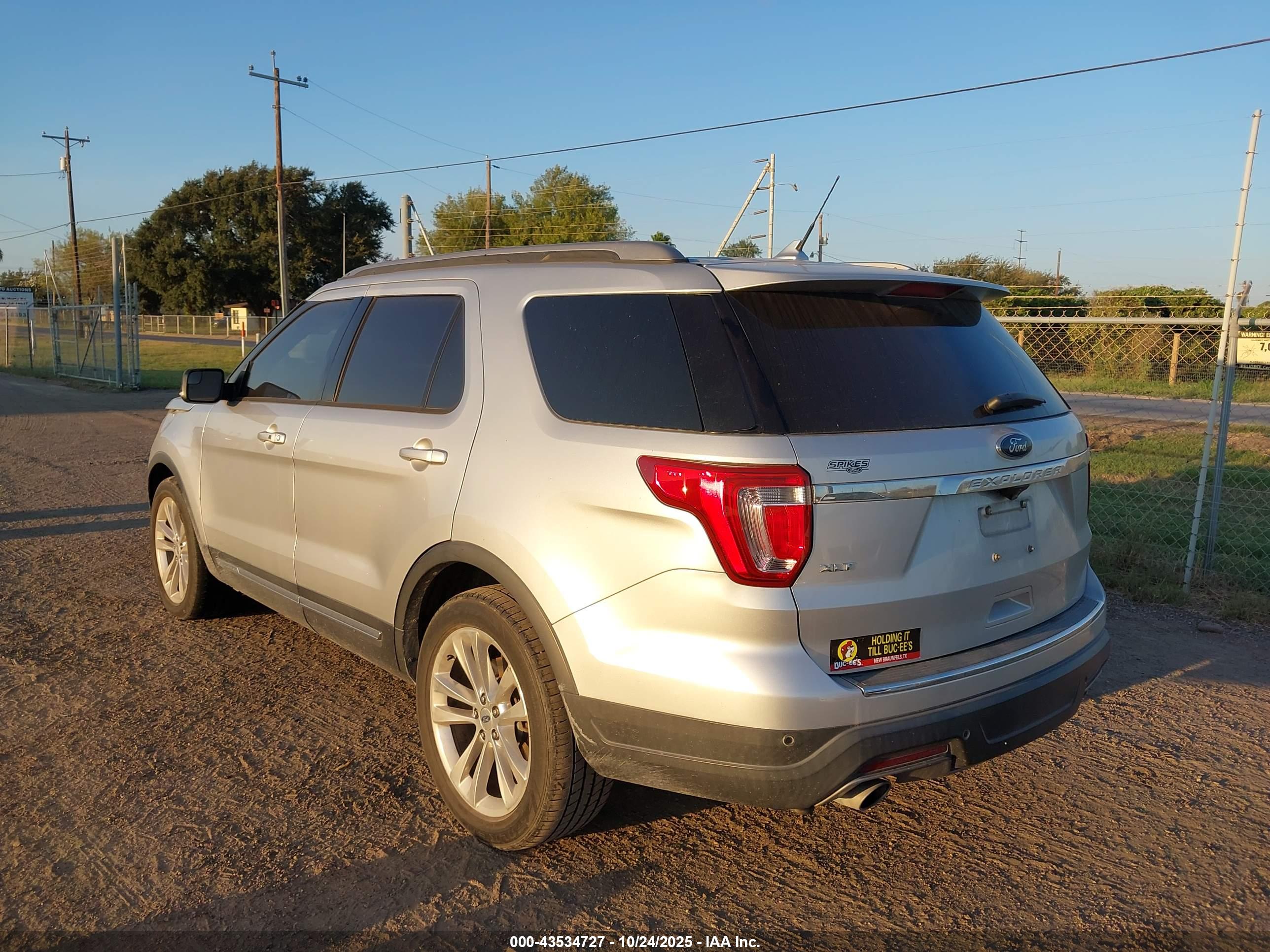FORD EXPLORER image 3