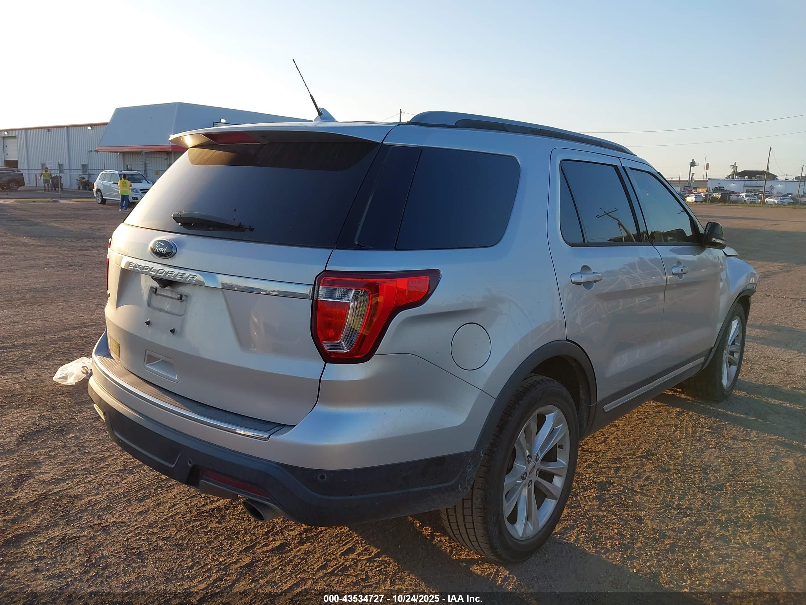 FORD EXPLORER image 4