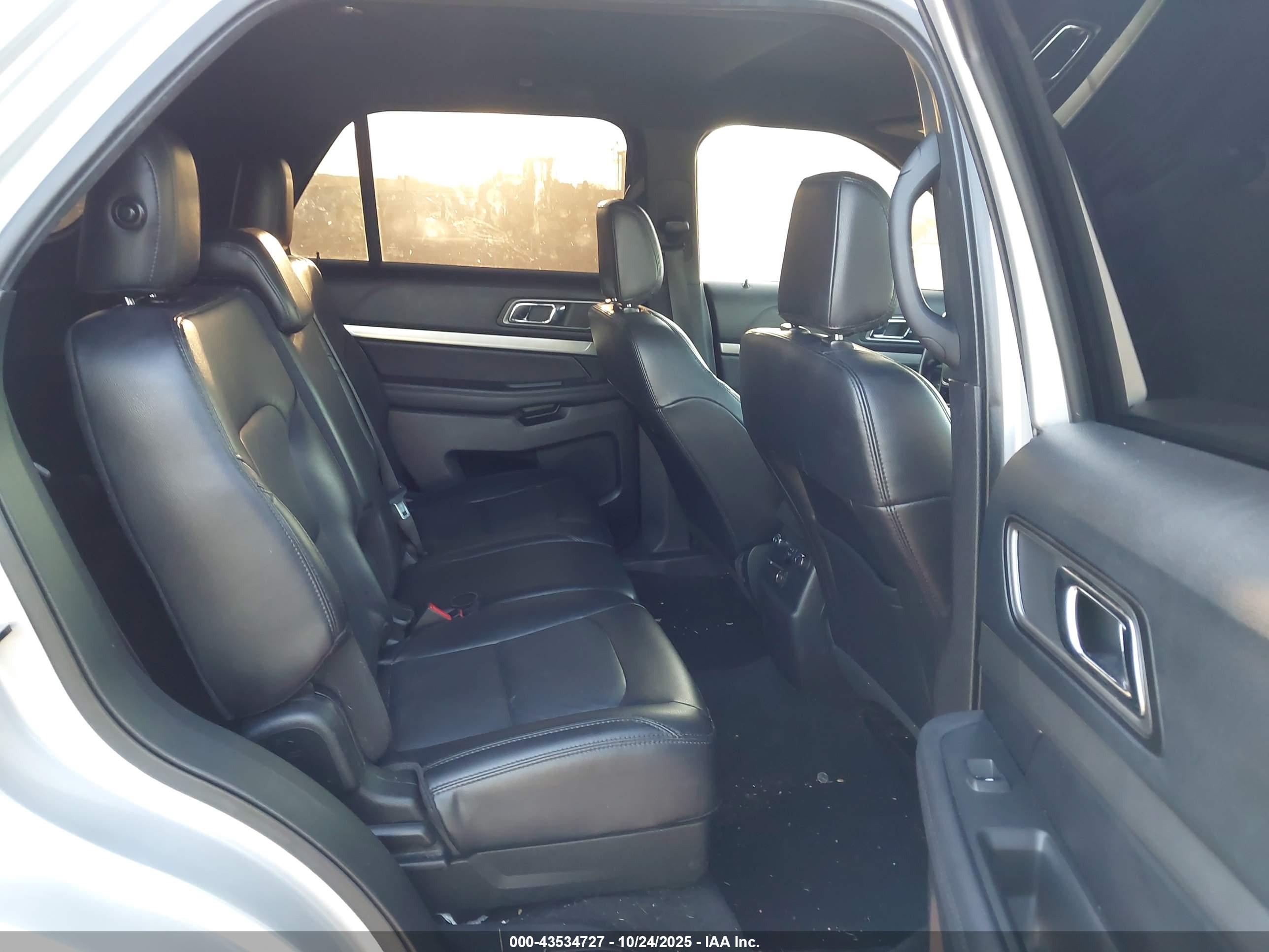 FORD EXPLORER image 8