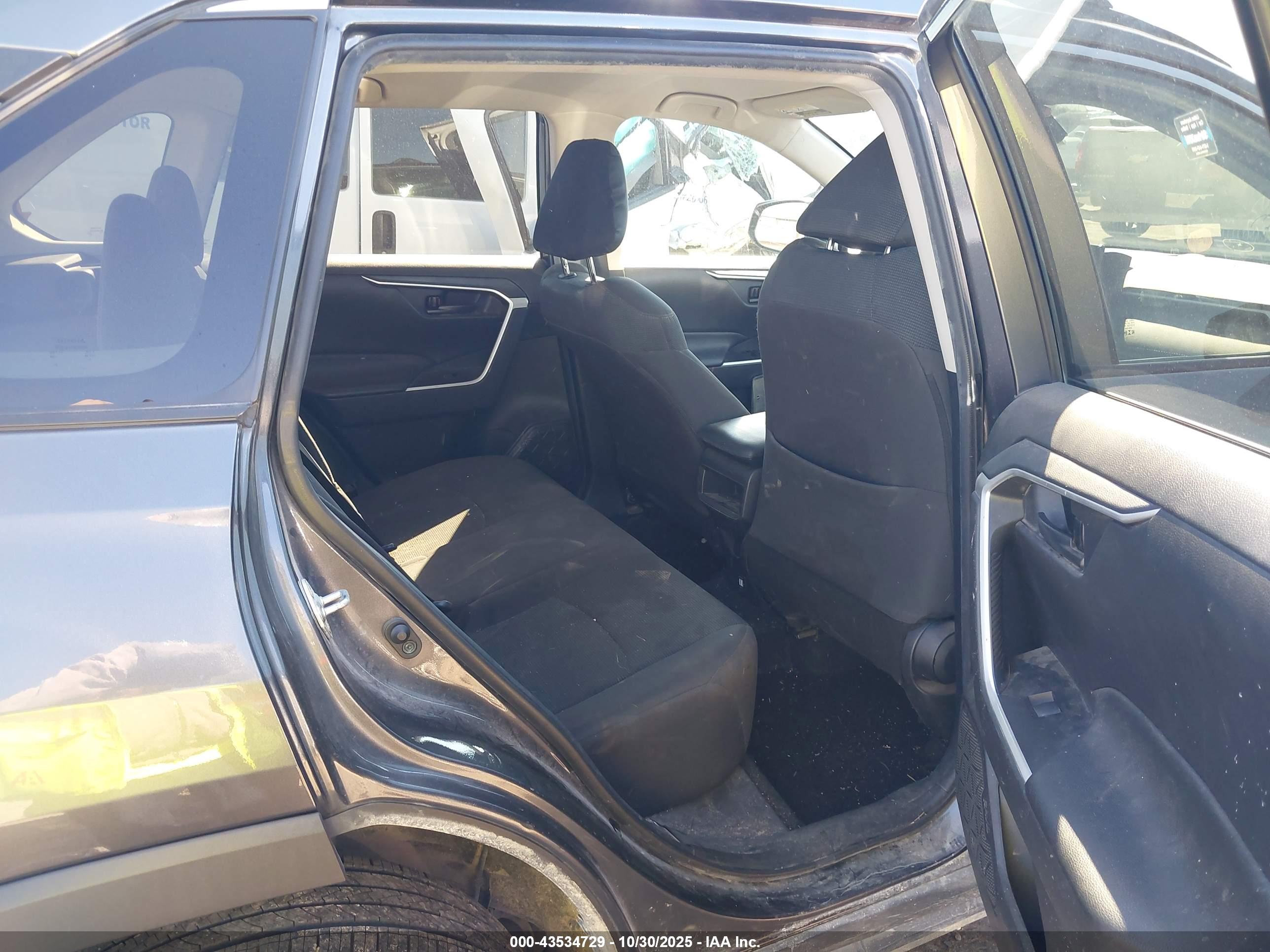 TOYOTA RAV4 image 8