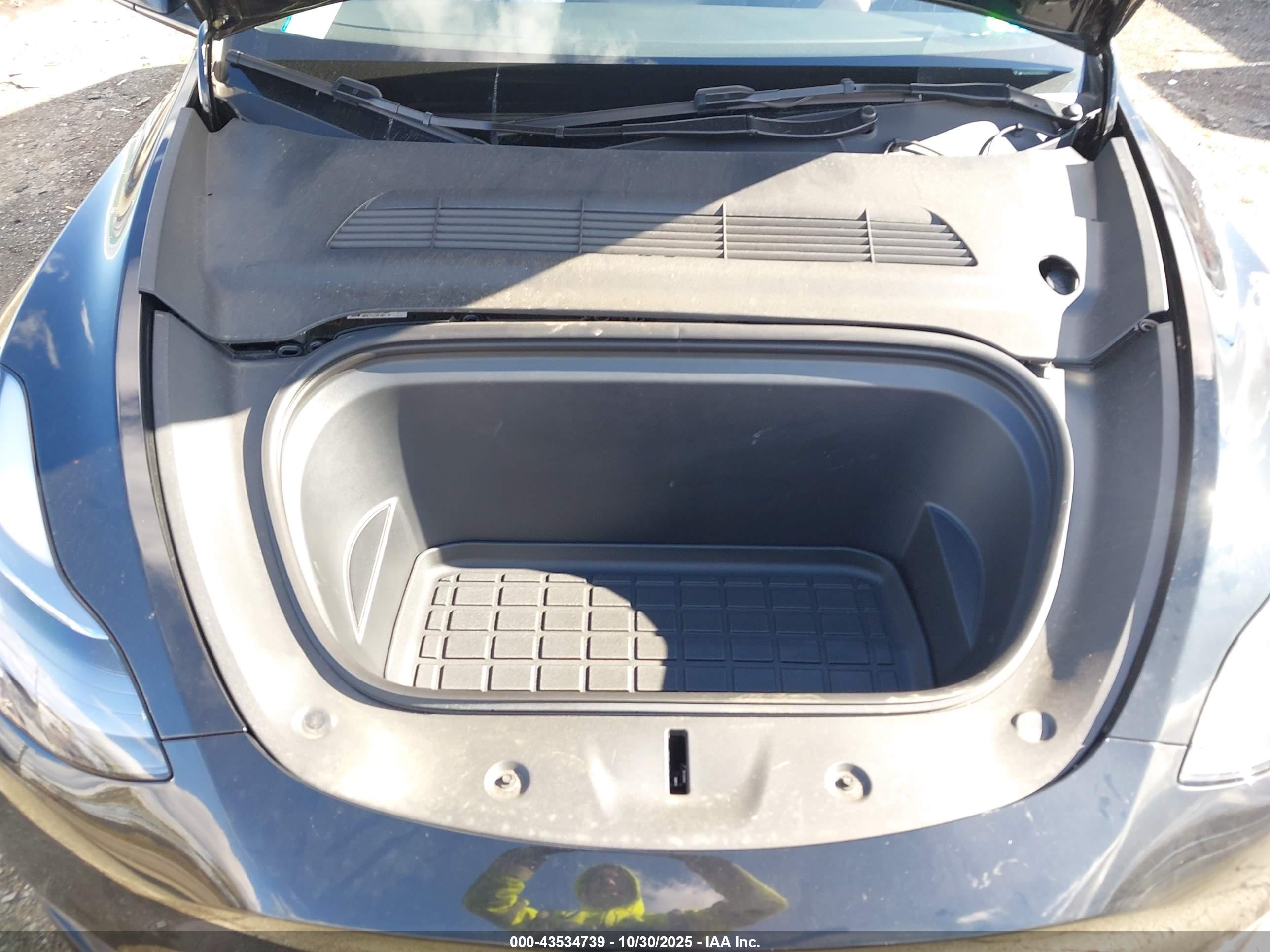 TESLA MODEL image 10