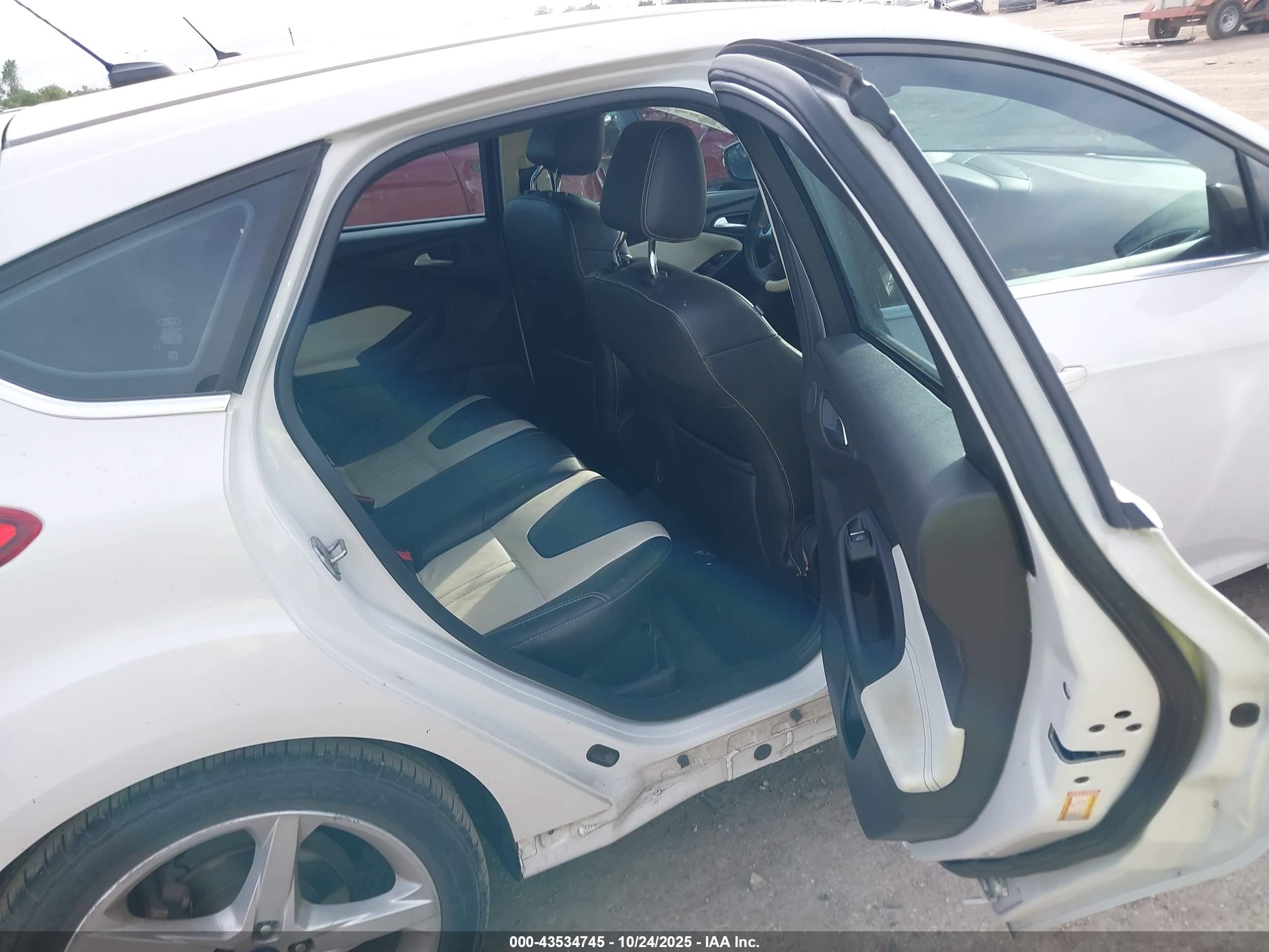 FORD FOCUS image 8