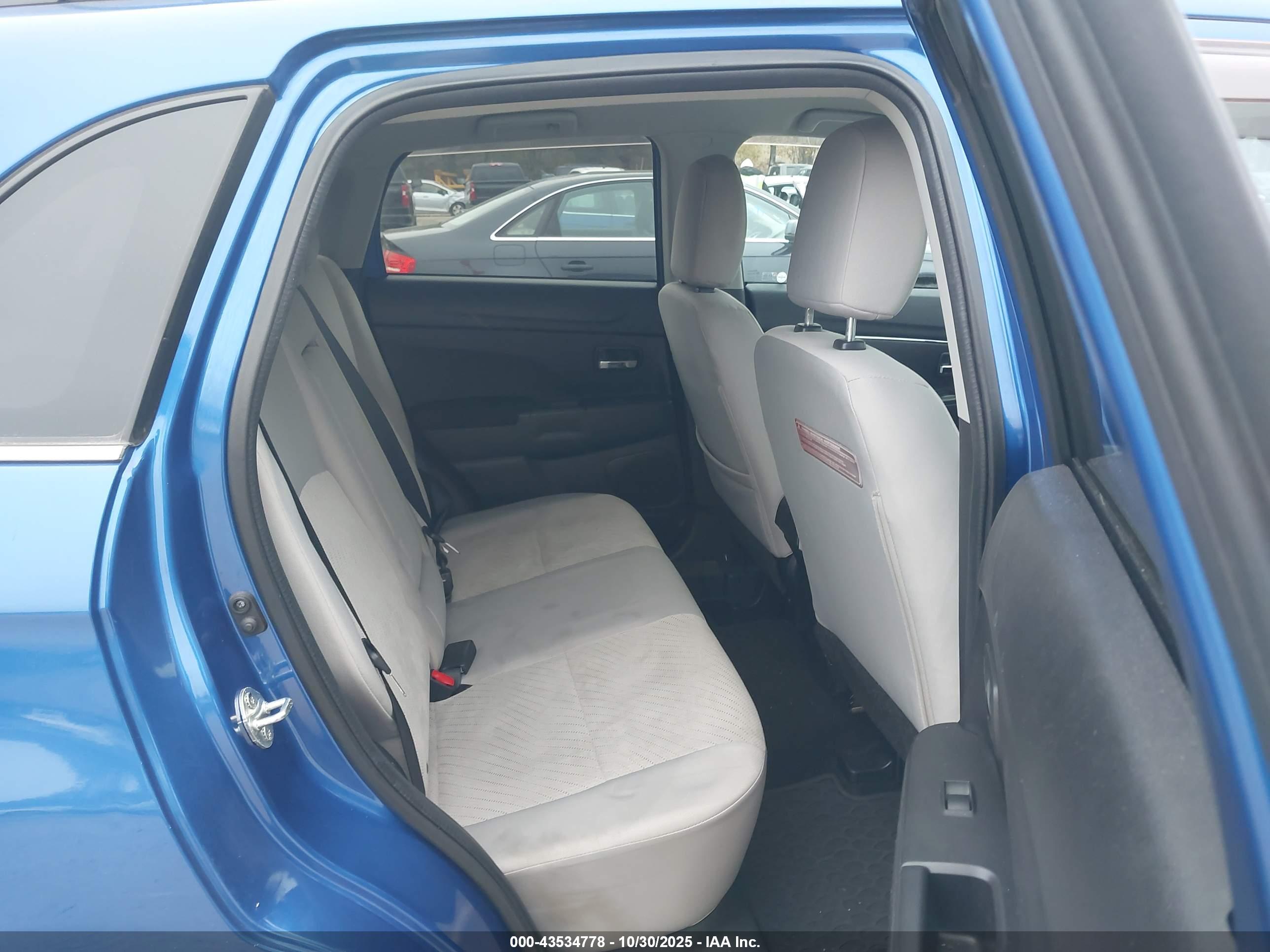 MITSUBISHI OUTLANDER image 8