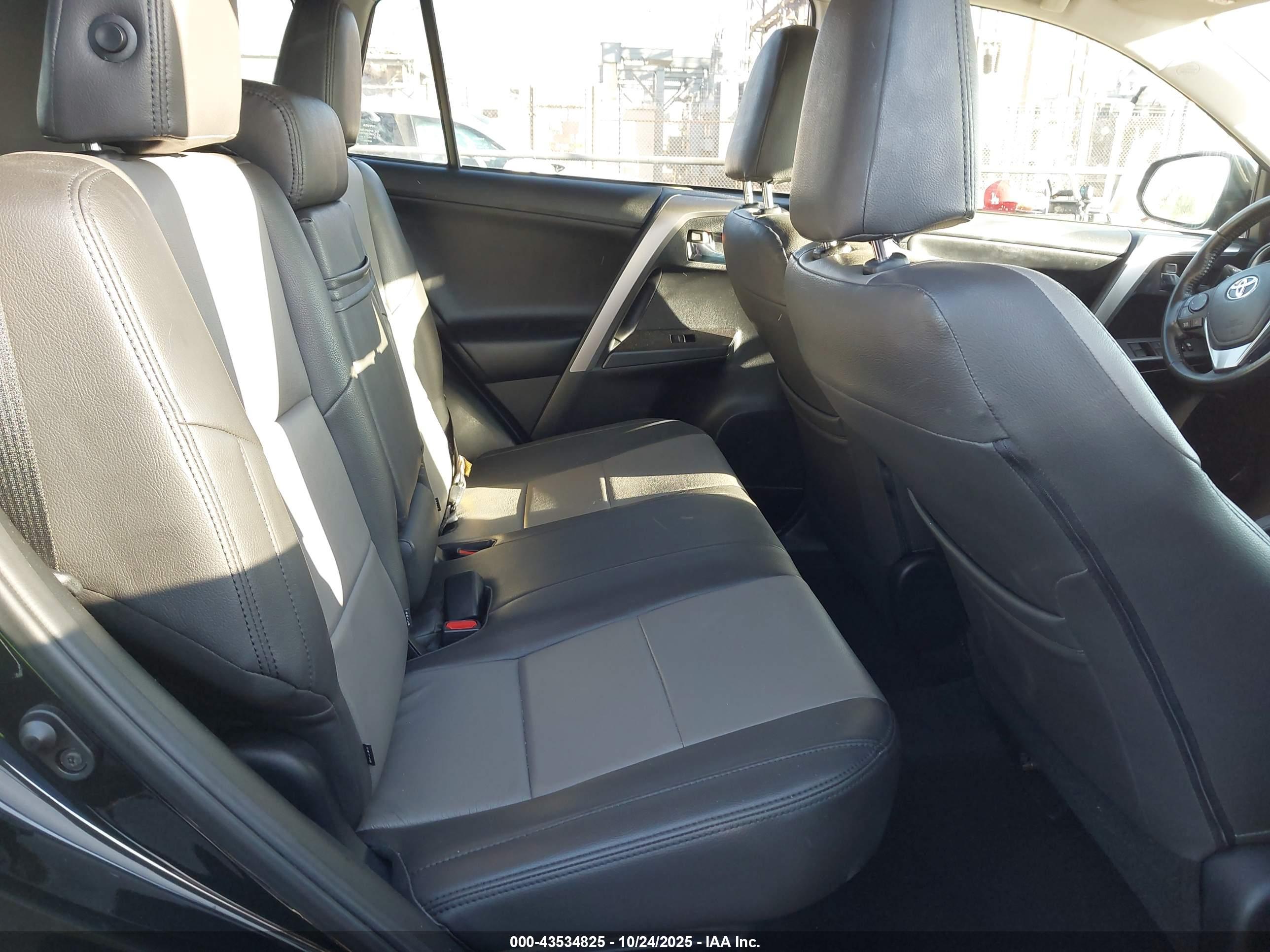 TOYOTA RAV4 image 8