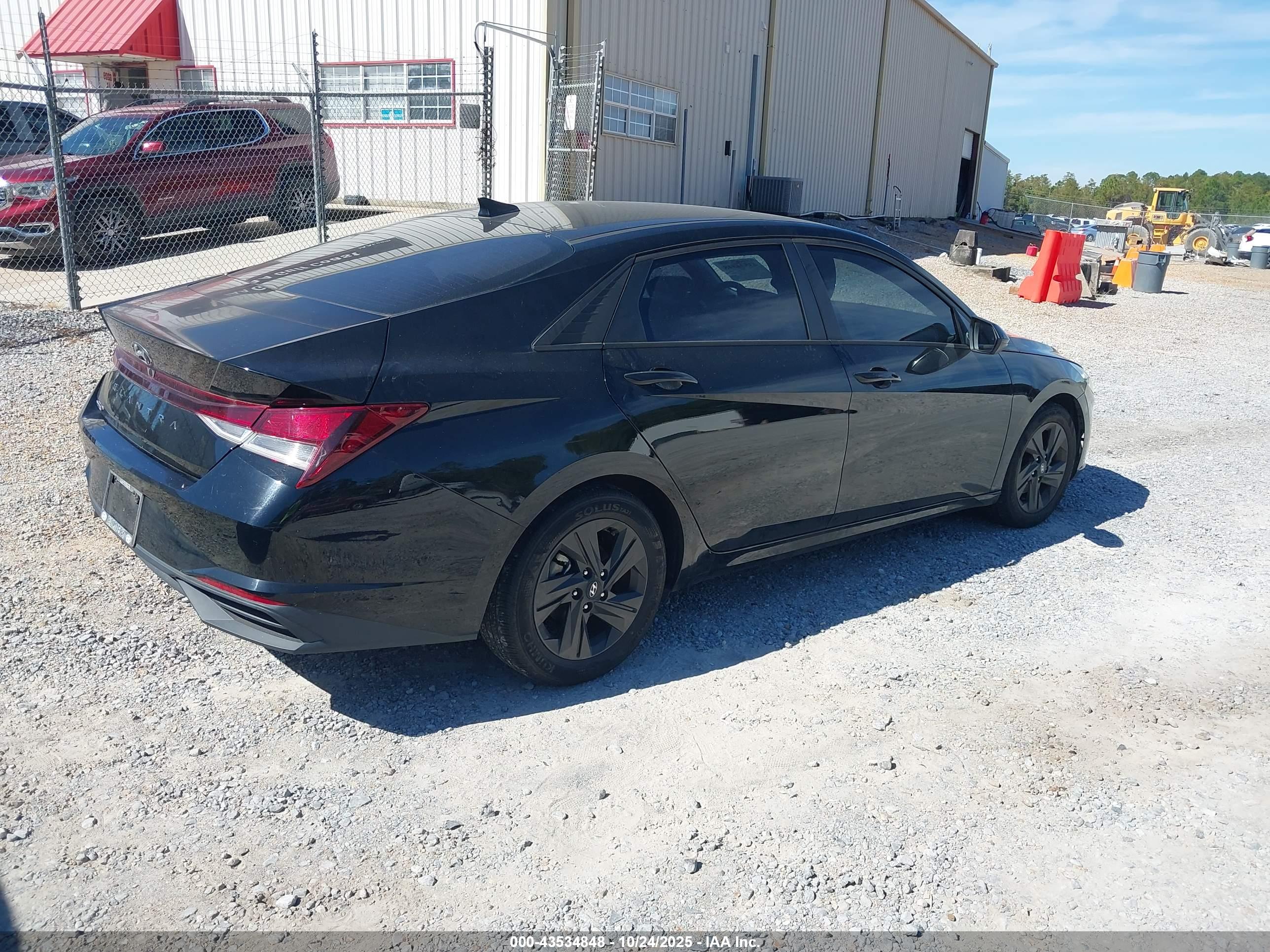 HYUNDAI ELANTRA image 4
