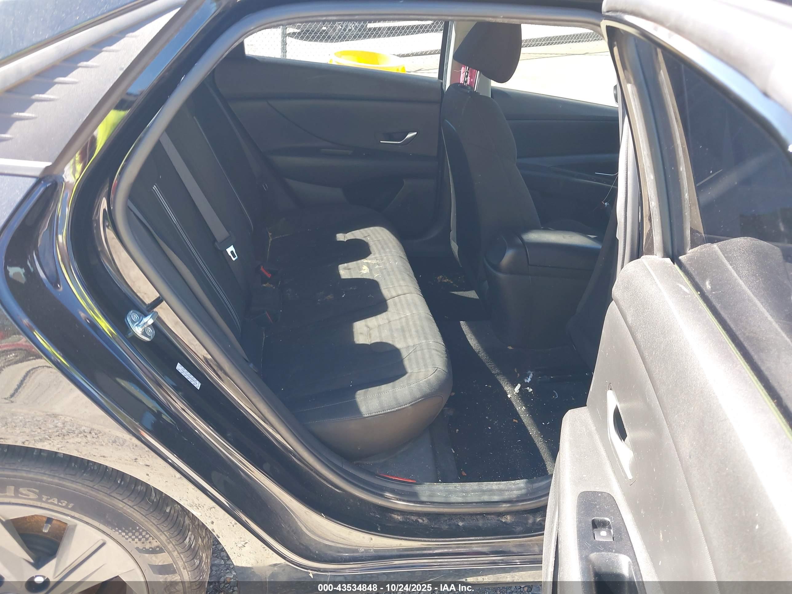HYUNDAI ELANTRA image 8