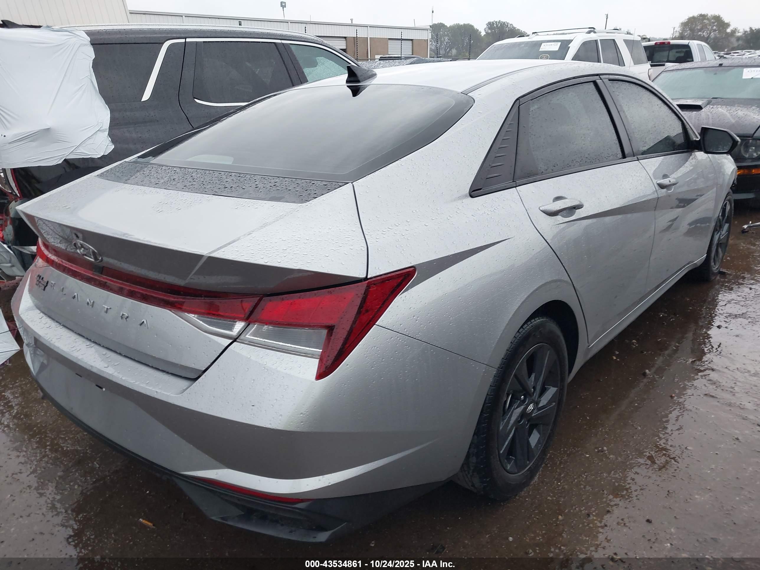 HYUNDAI ELANTRA image 4