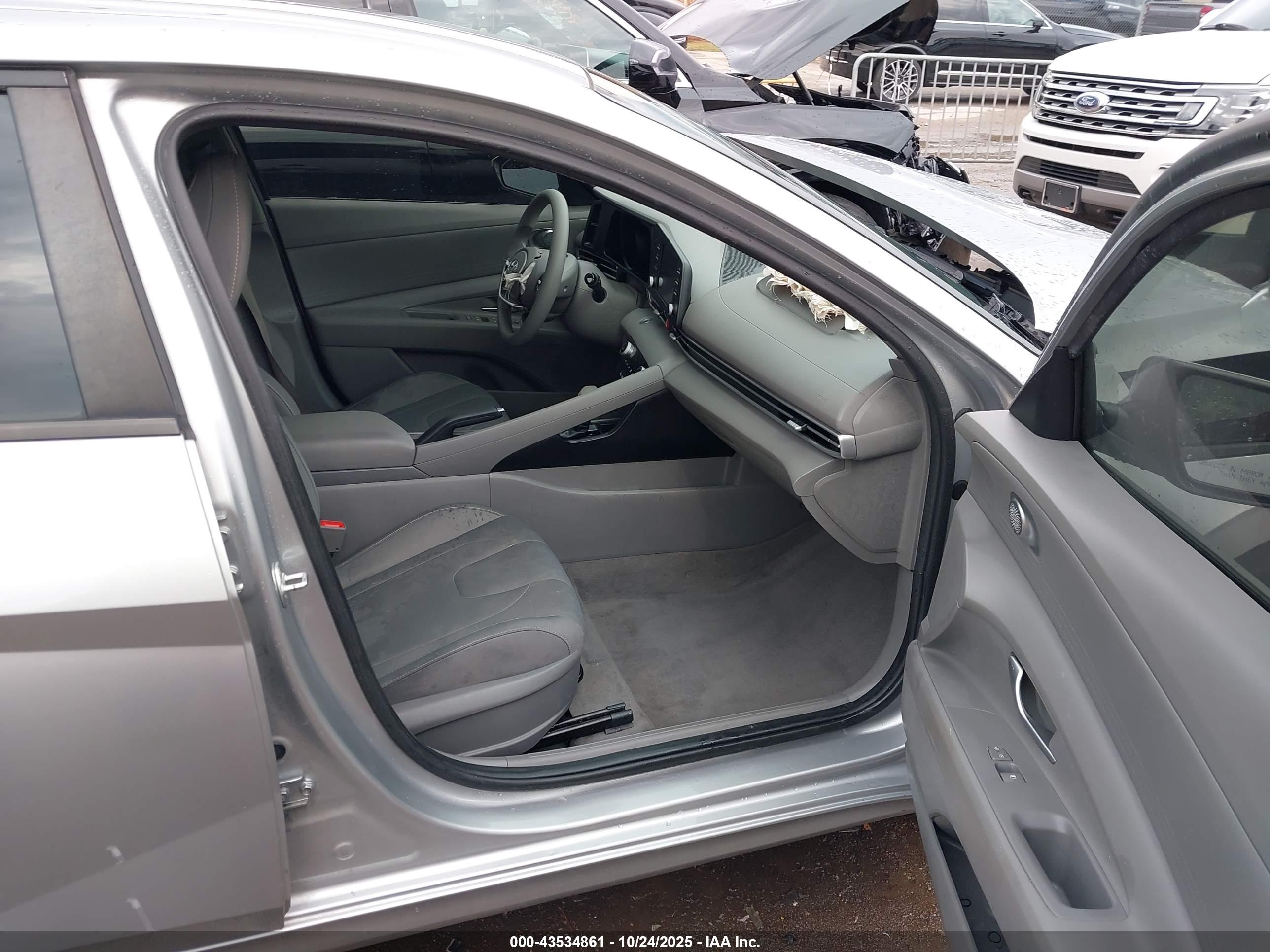 HYUNDAI ELANTRA image 5