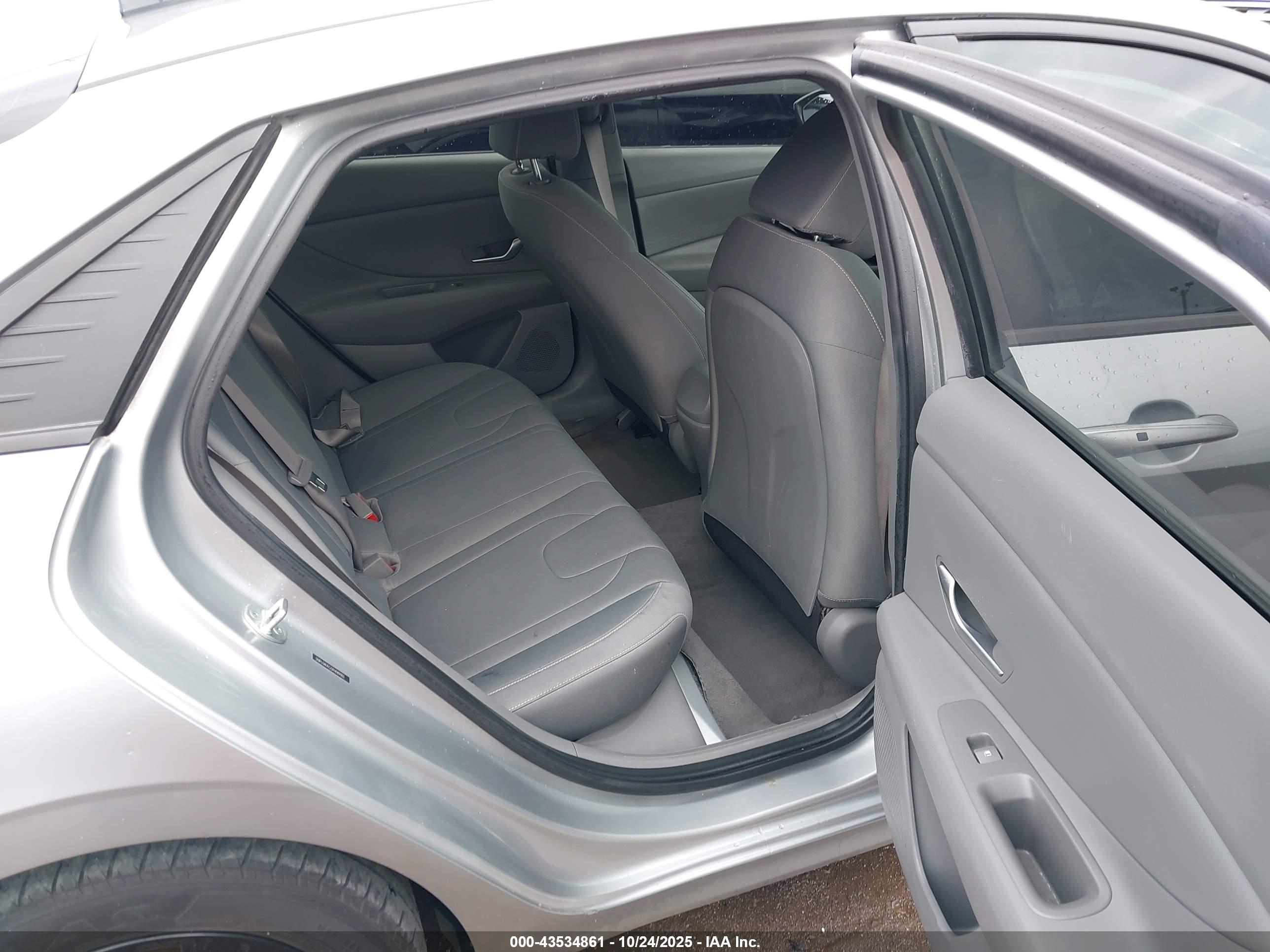 HYUNDAI ELANTRA image 8