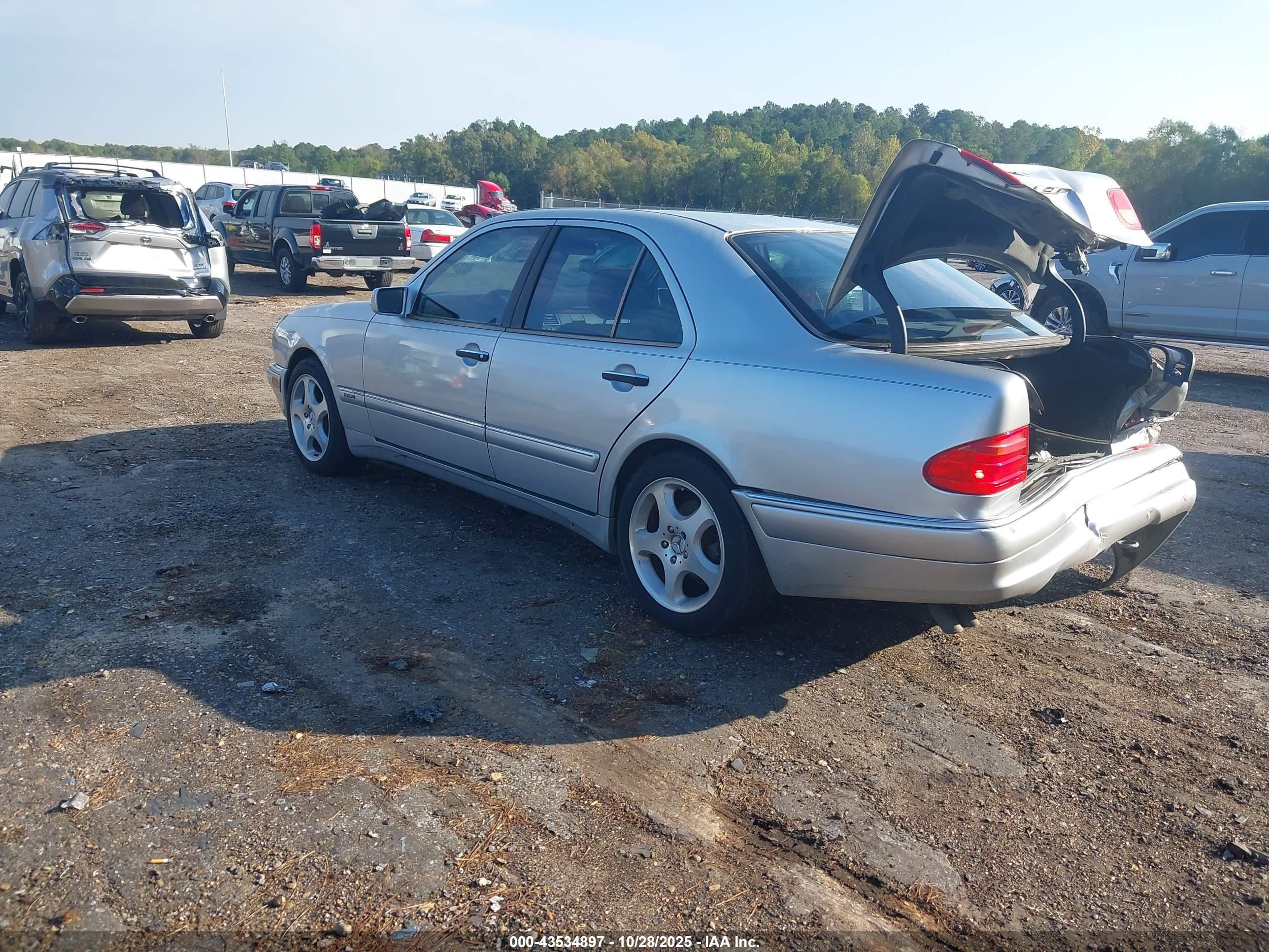 MERCEDES-BENZ E image 3