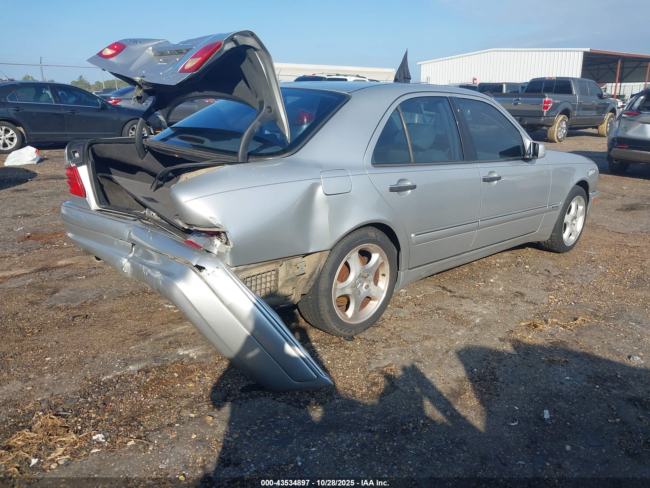 MERCEDES-BENZ E image 4