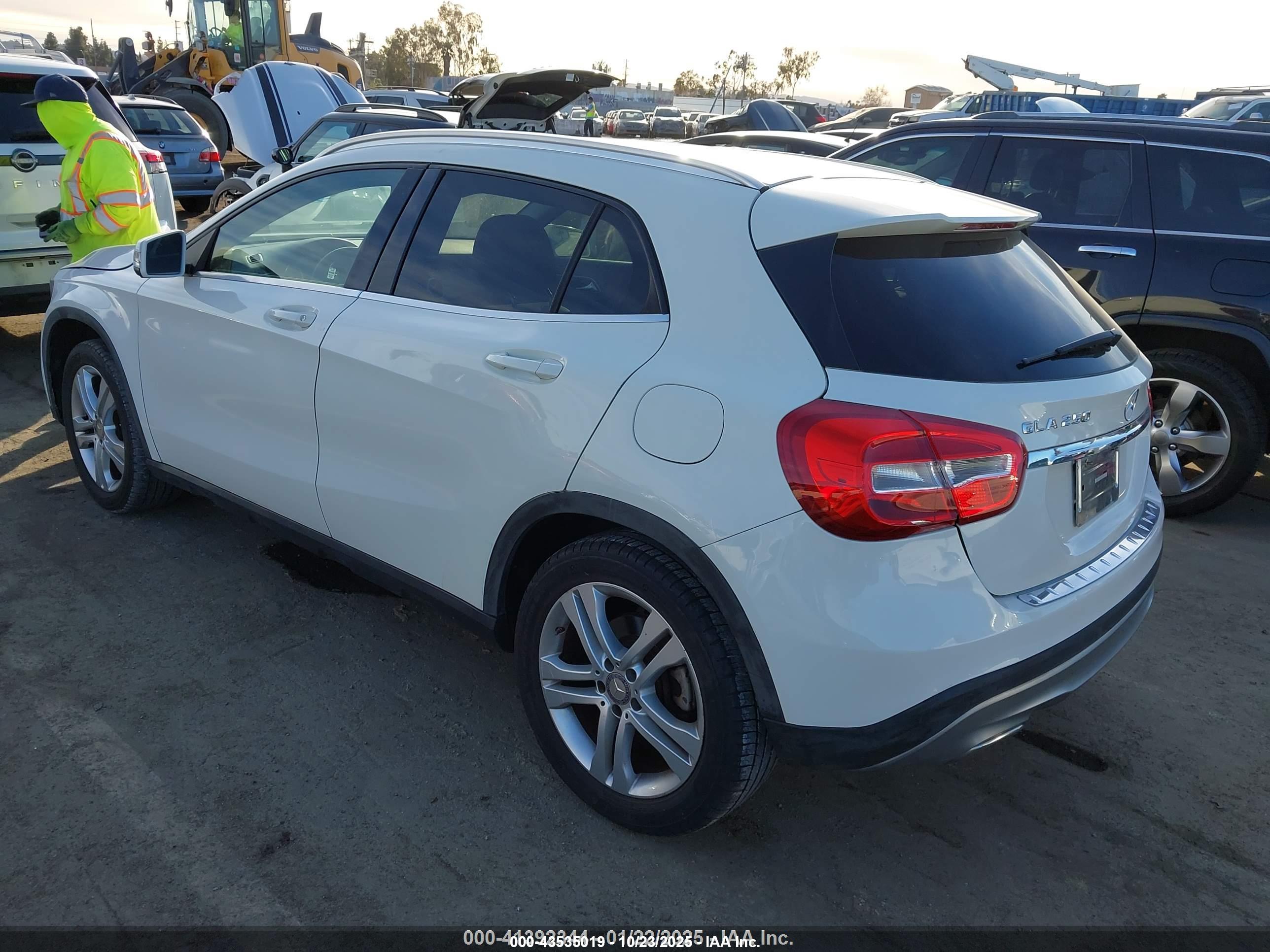 MERCEDES-BENZ GLA image 3
