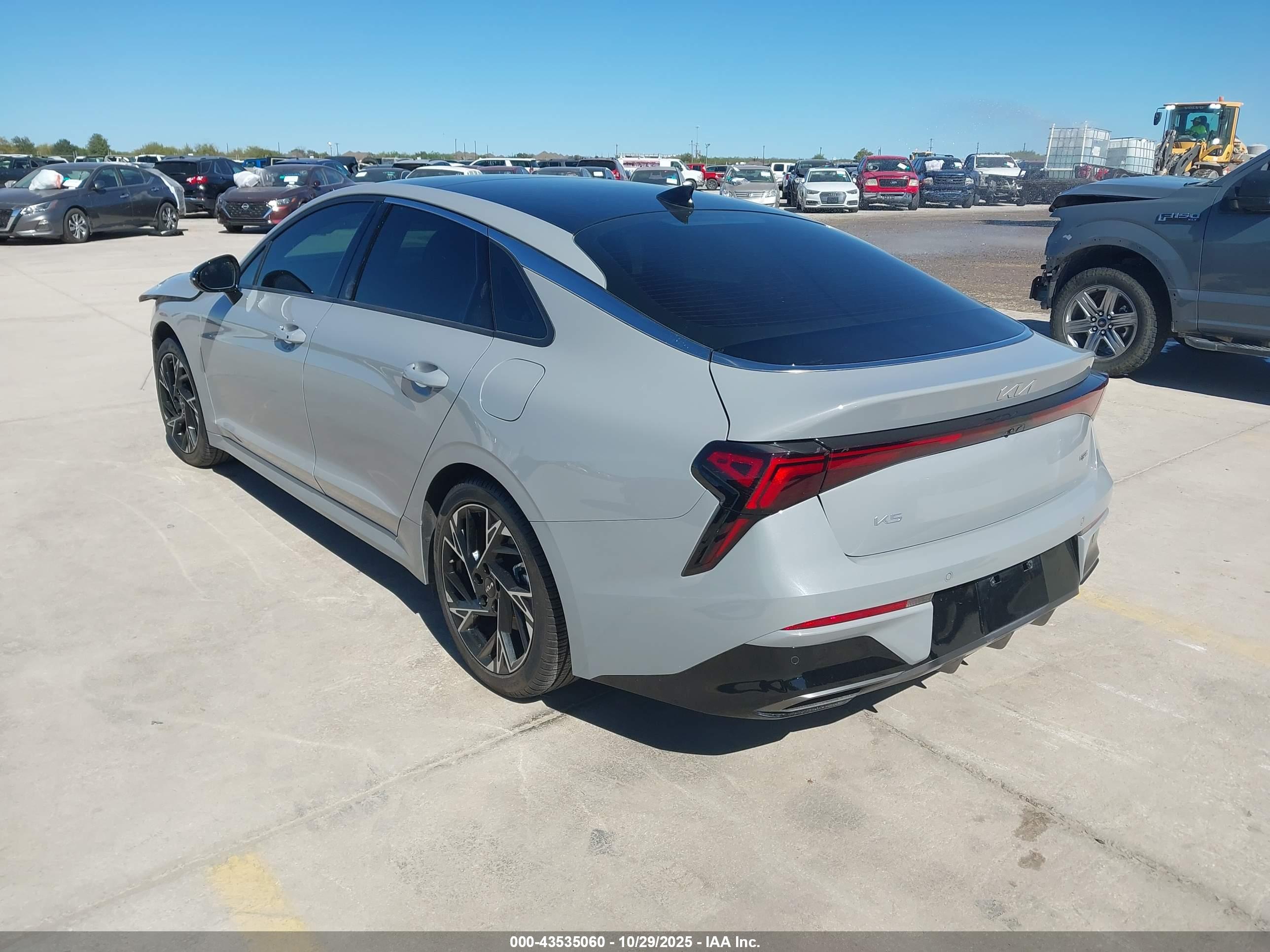 KIA K5 image 3