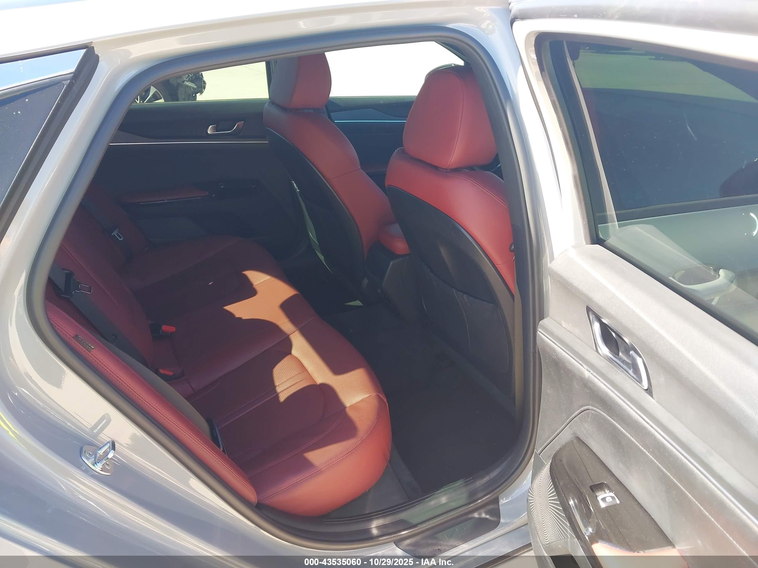 KIA K5 image 8