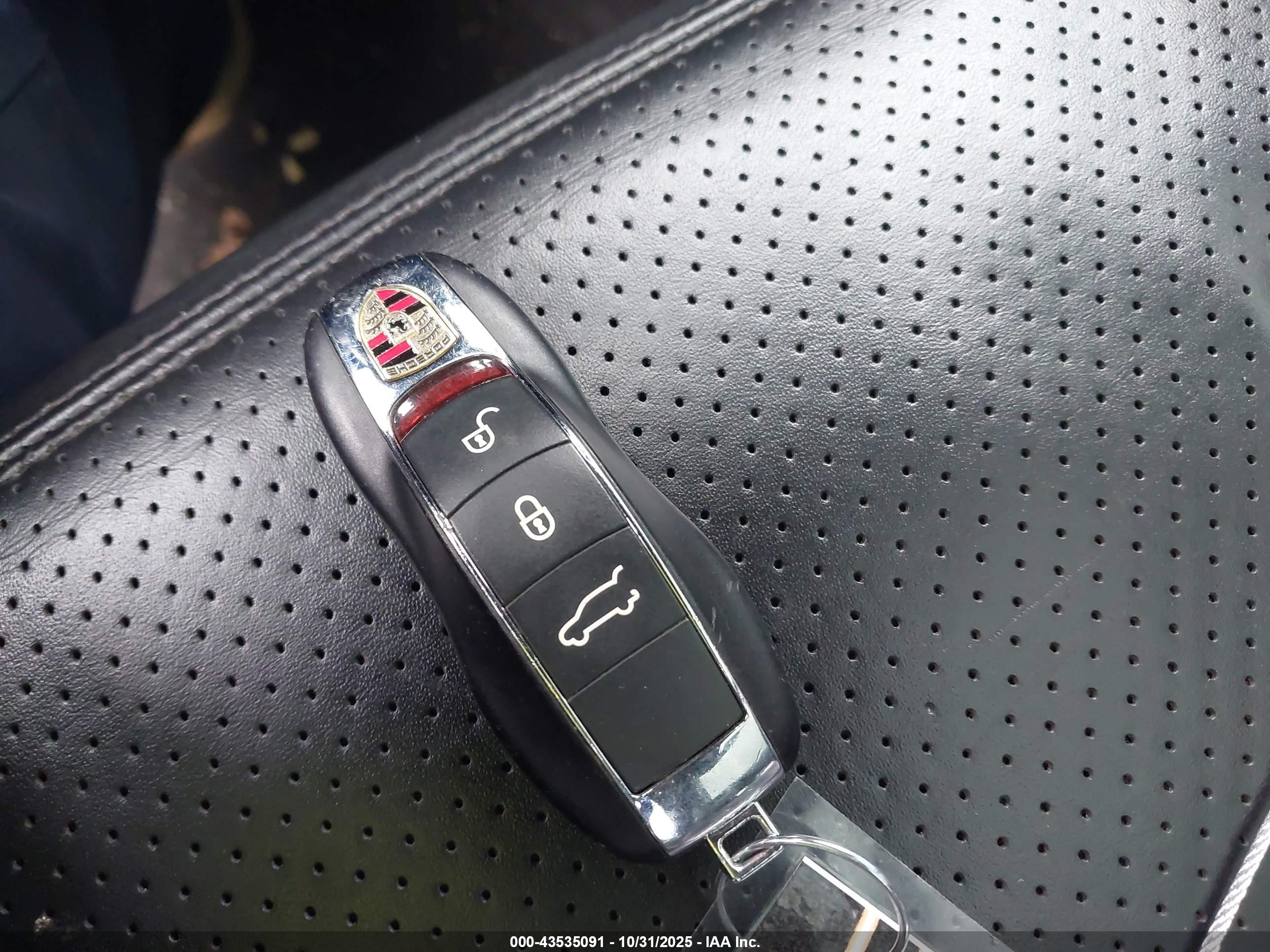 PORSCHE MACAN image 11