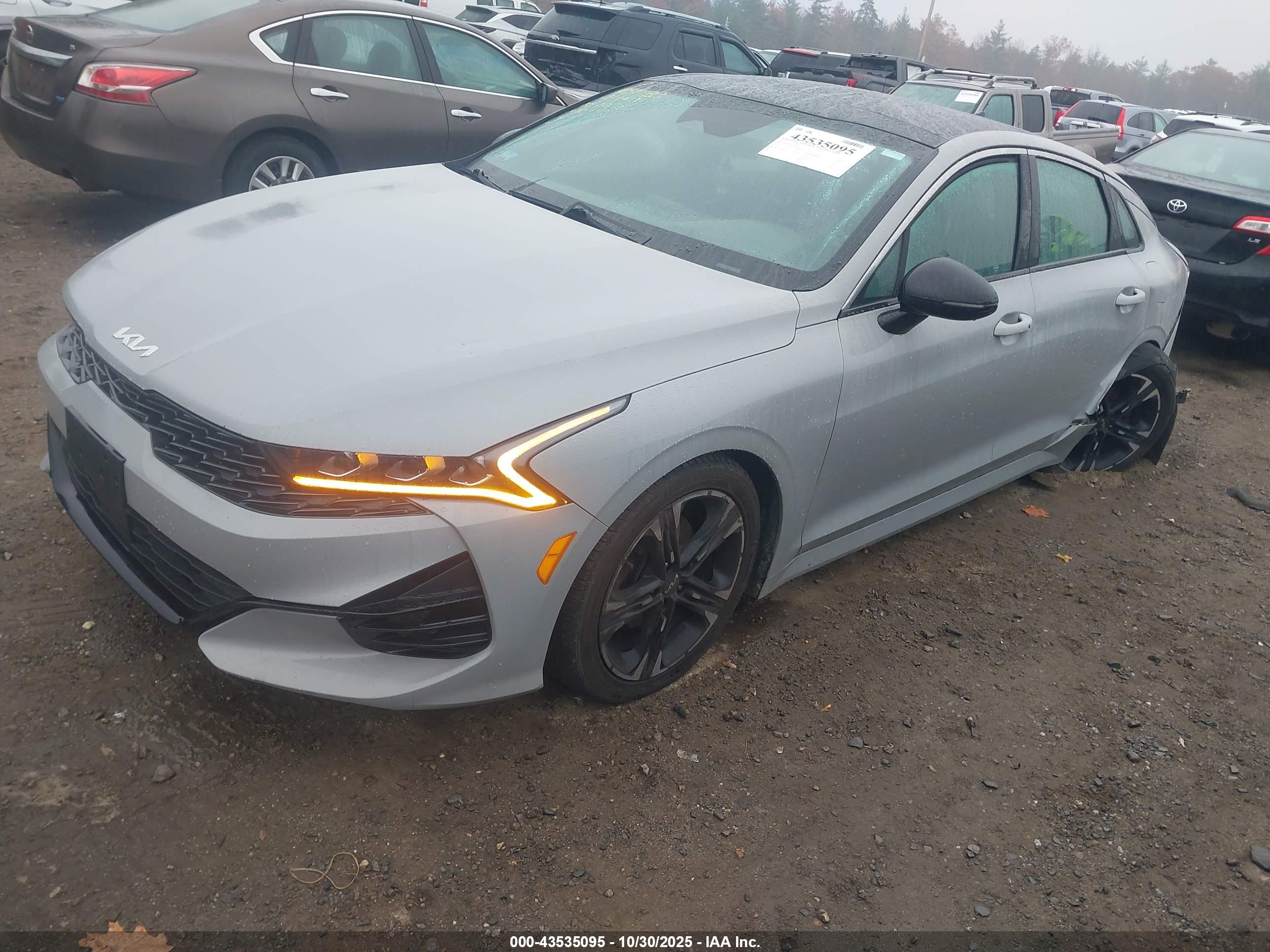 KIA K5 image 2