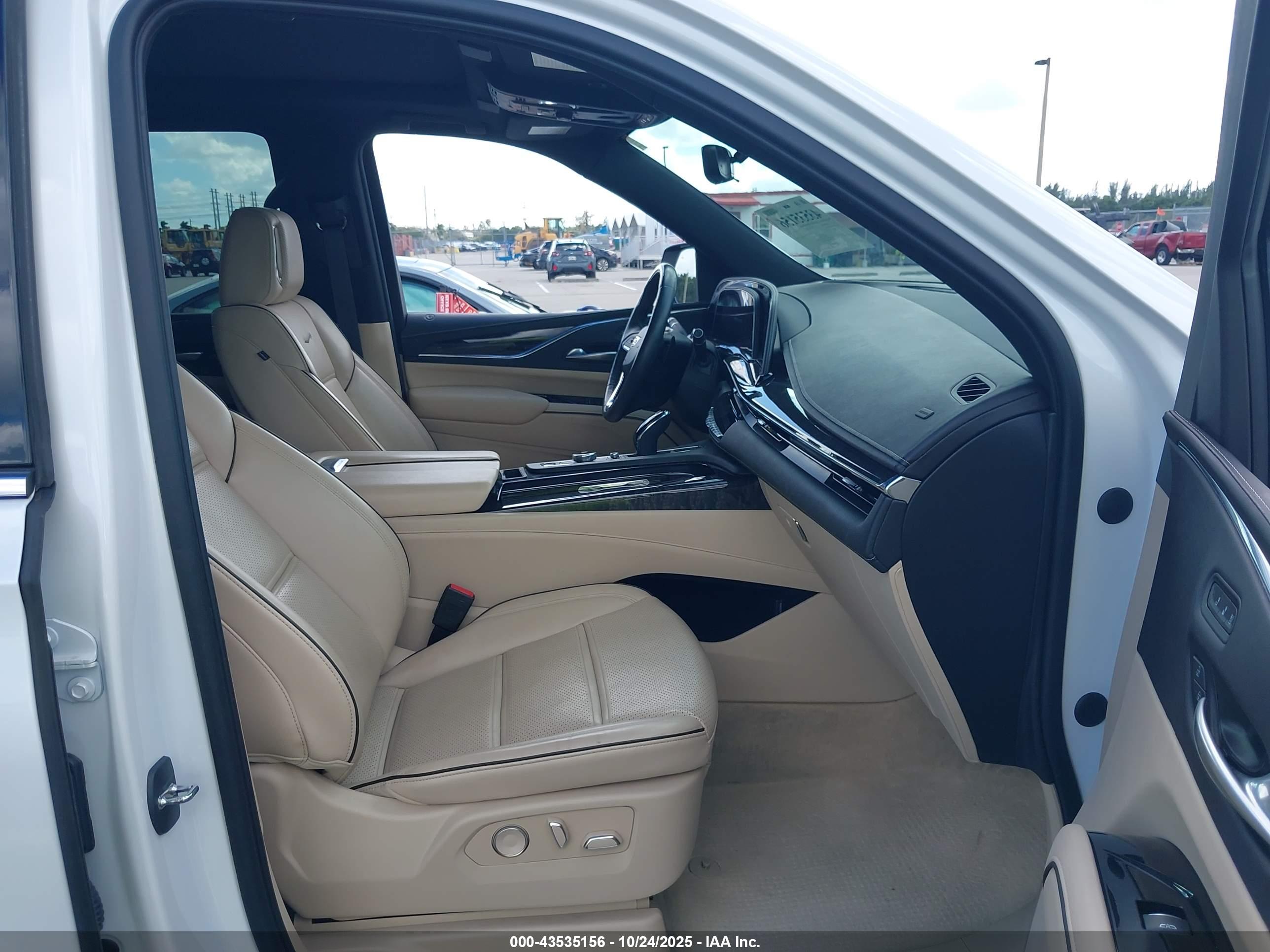 CADILLAC ESCALADE image 5