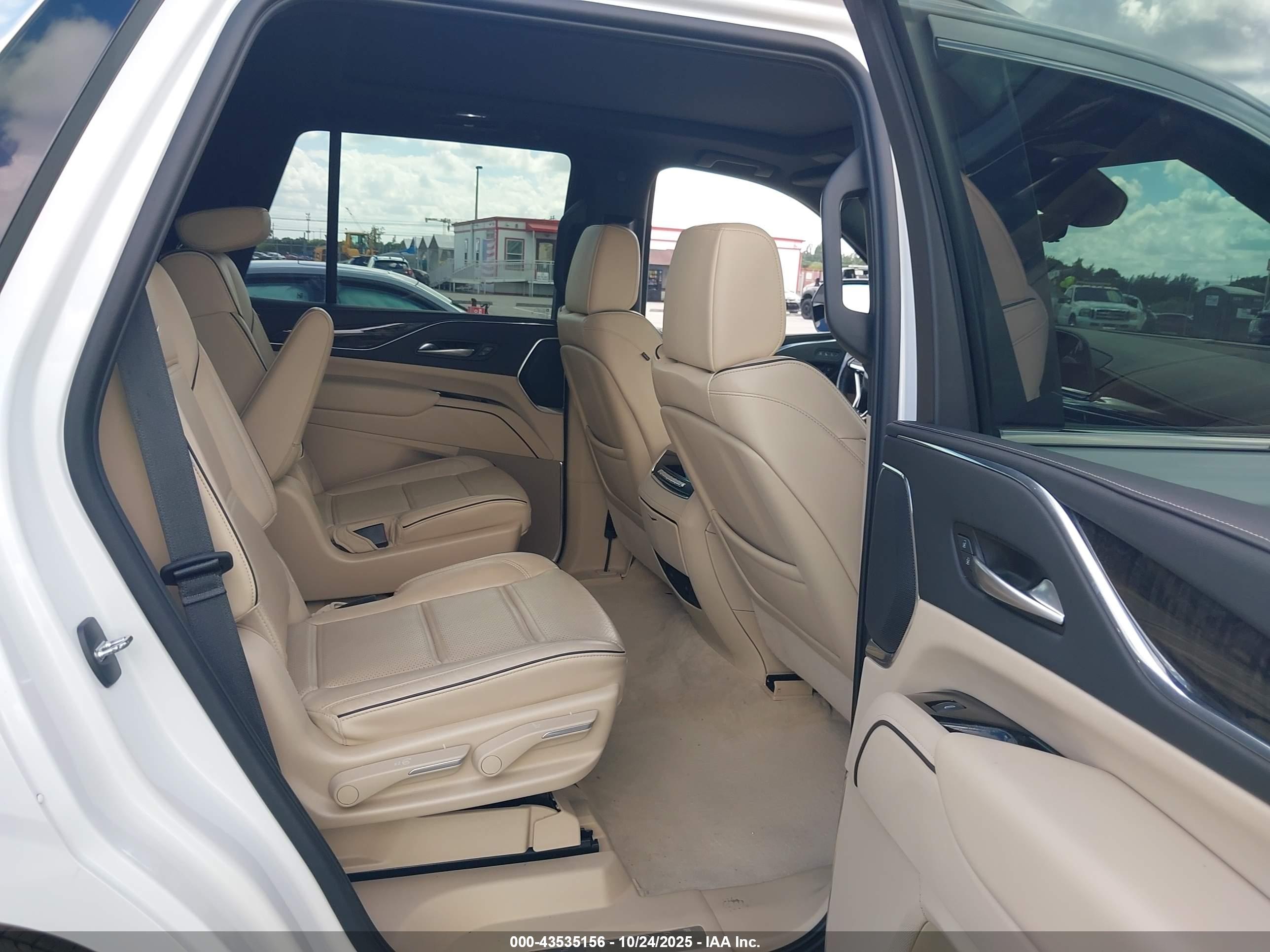 CADILLAC ESCALADE image 8