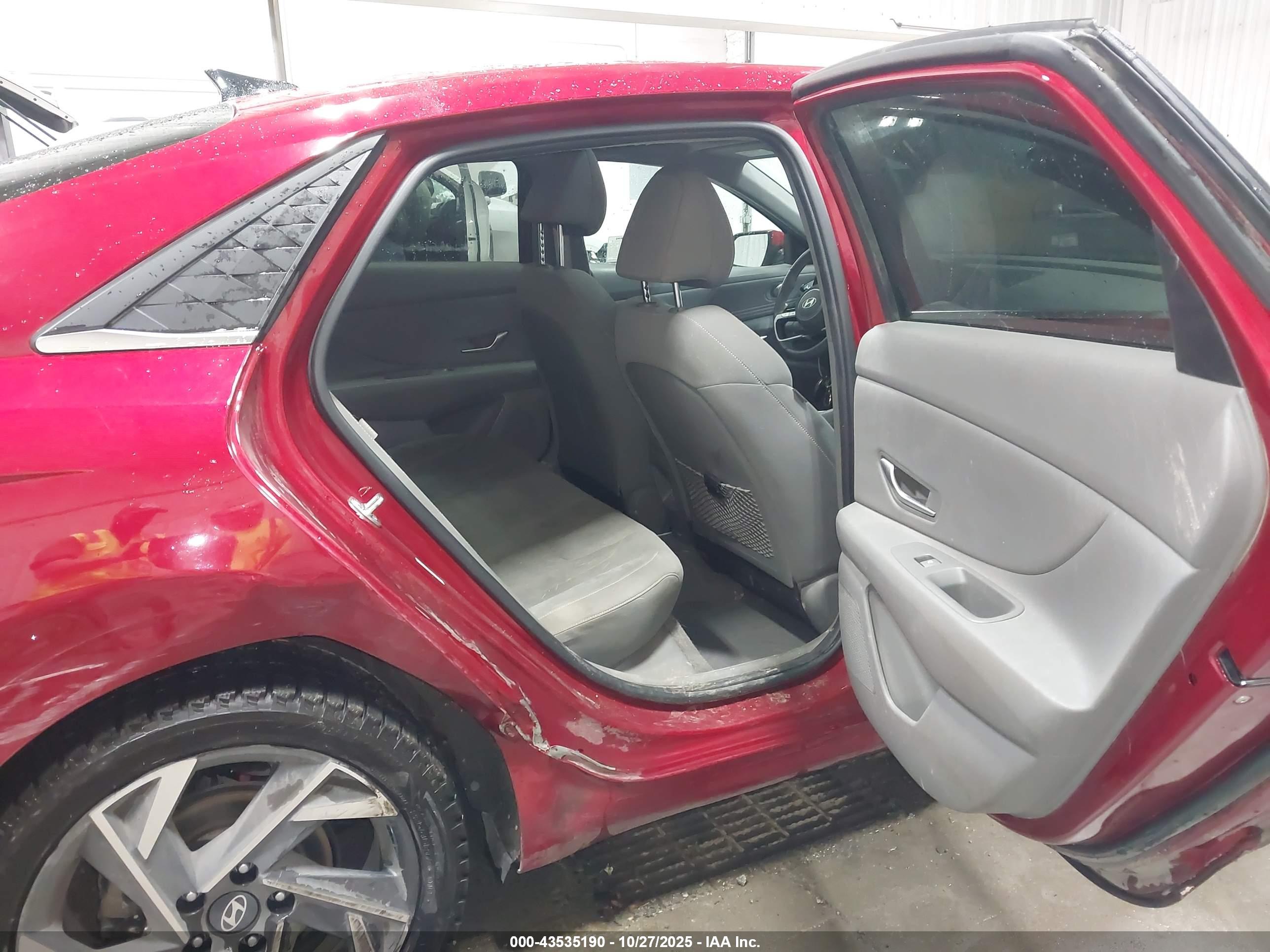 HYUNDAI ELANTRA image 8
