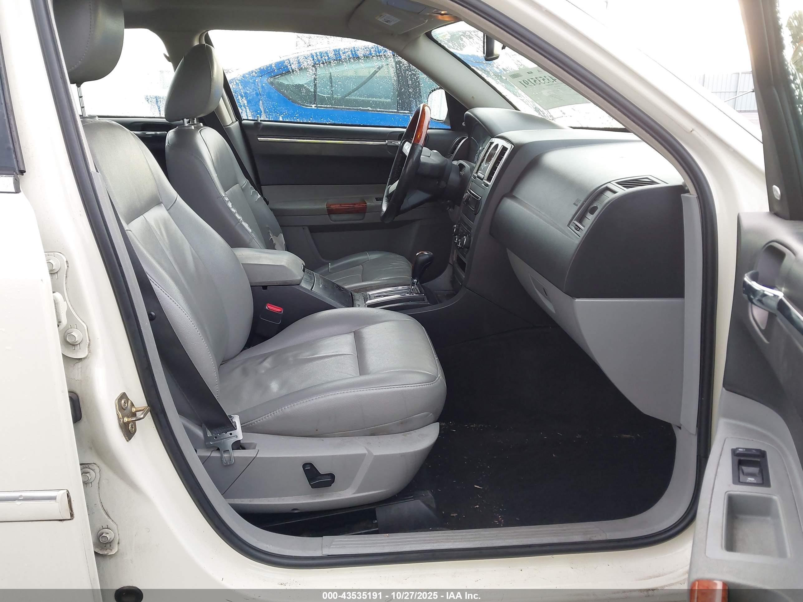 CHRYSLER 300 image 5