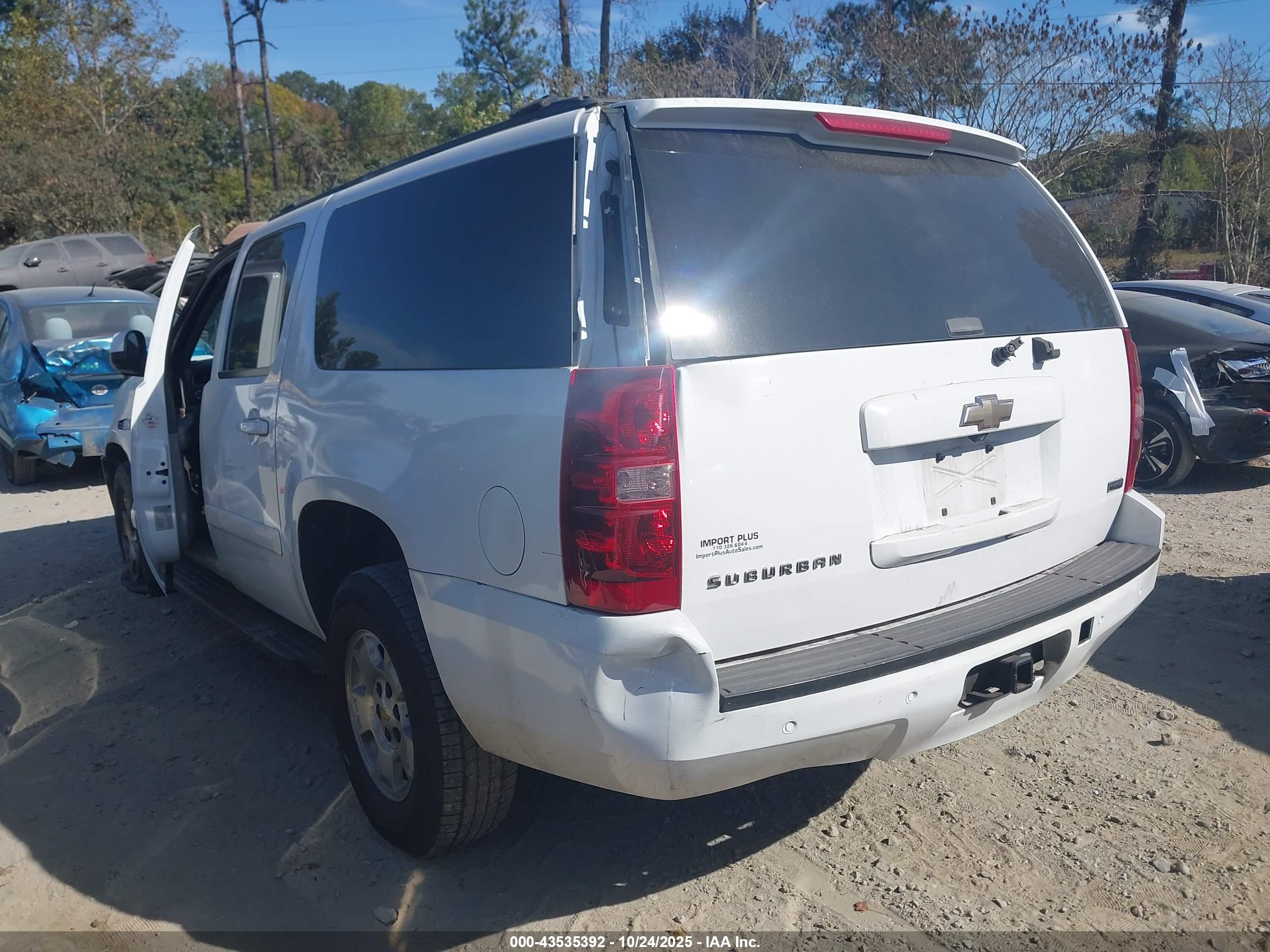CHEVROLET SUBURBAN image 3
