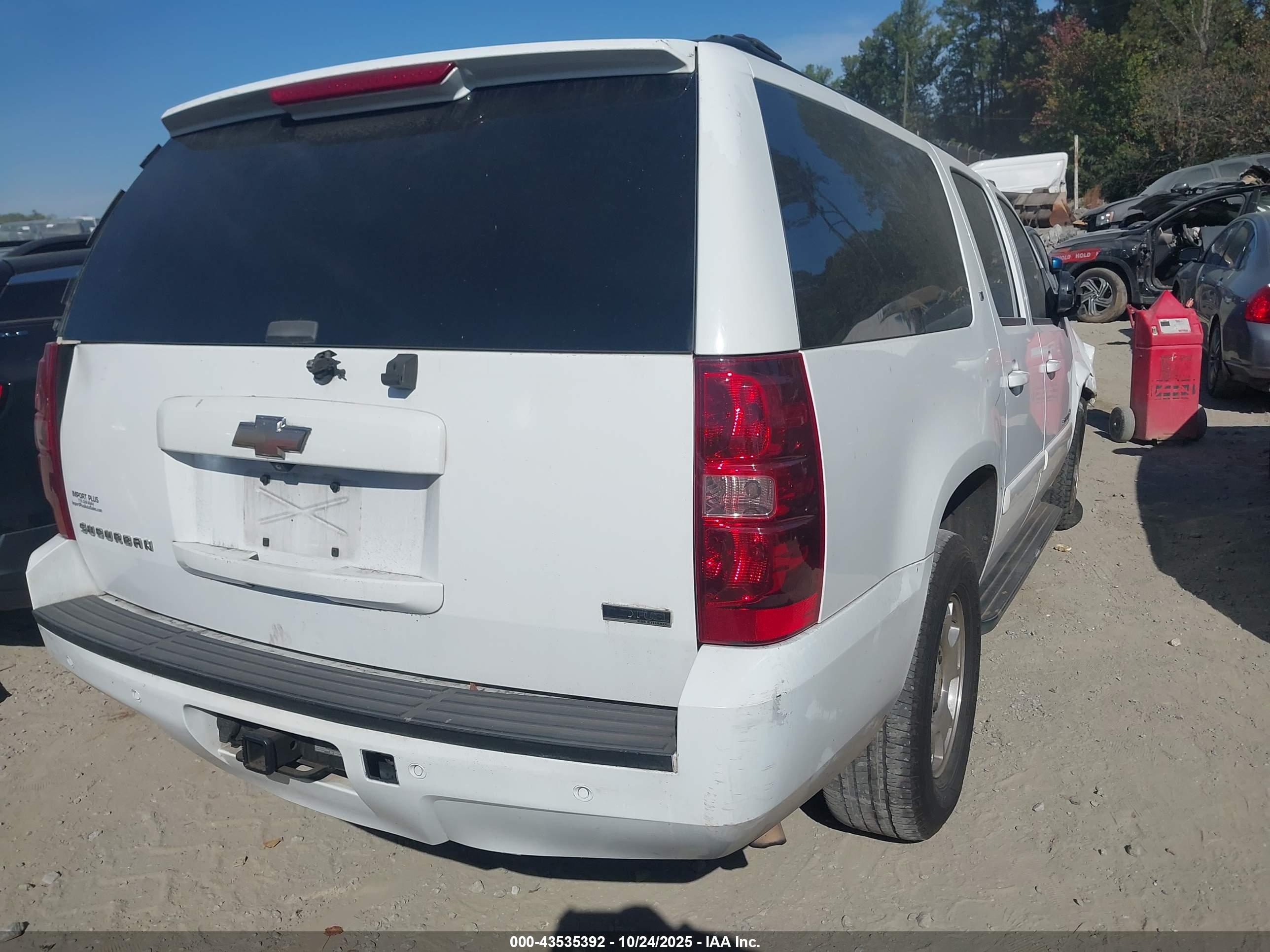 CHEVROLET SUBURBAN image 4