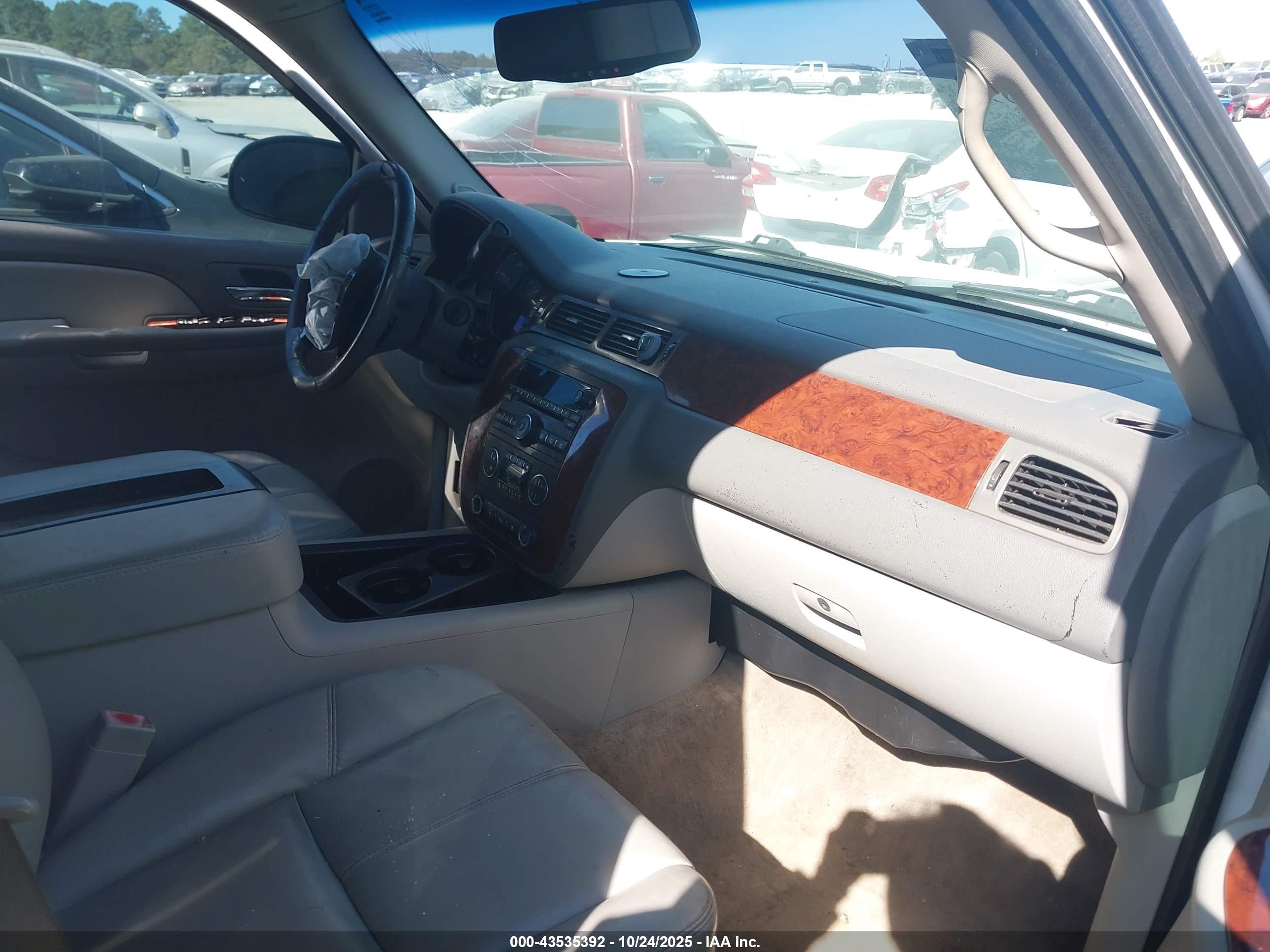 CHEVROLET SUBURBAN image 5