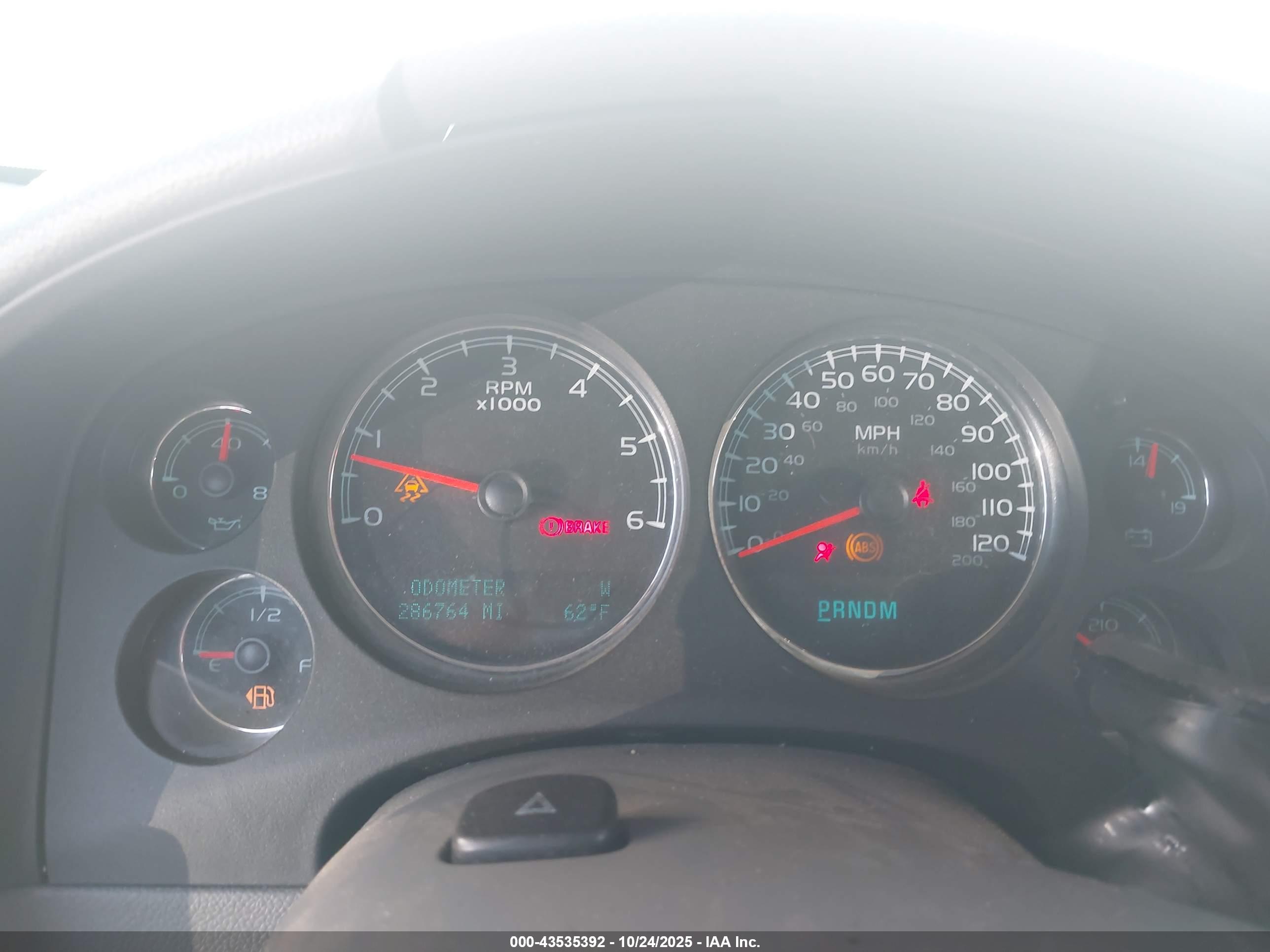 CHEVROLET SUBURBAN image 7