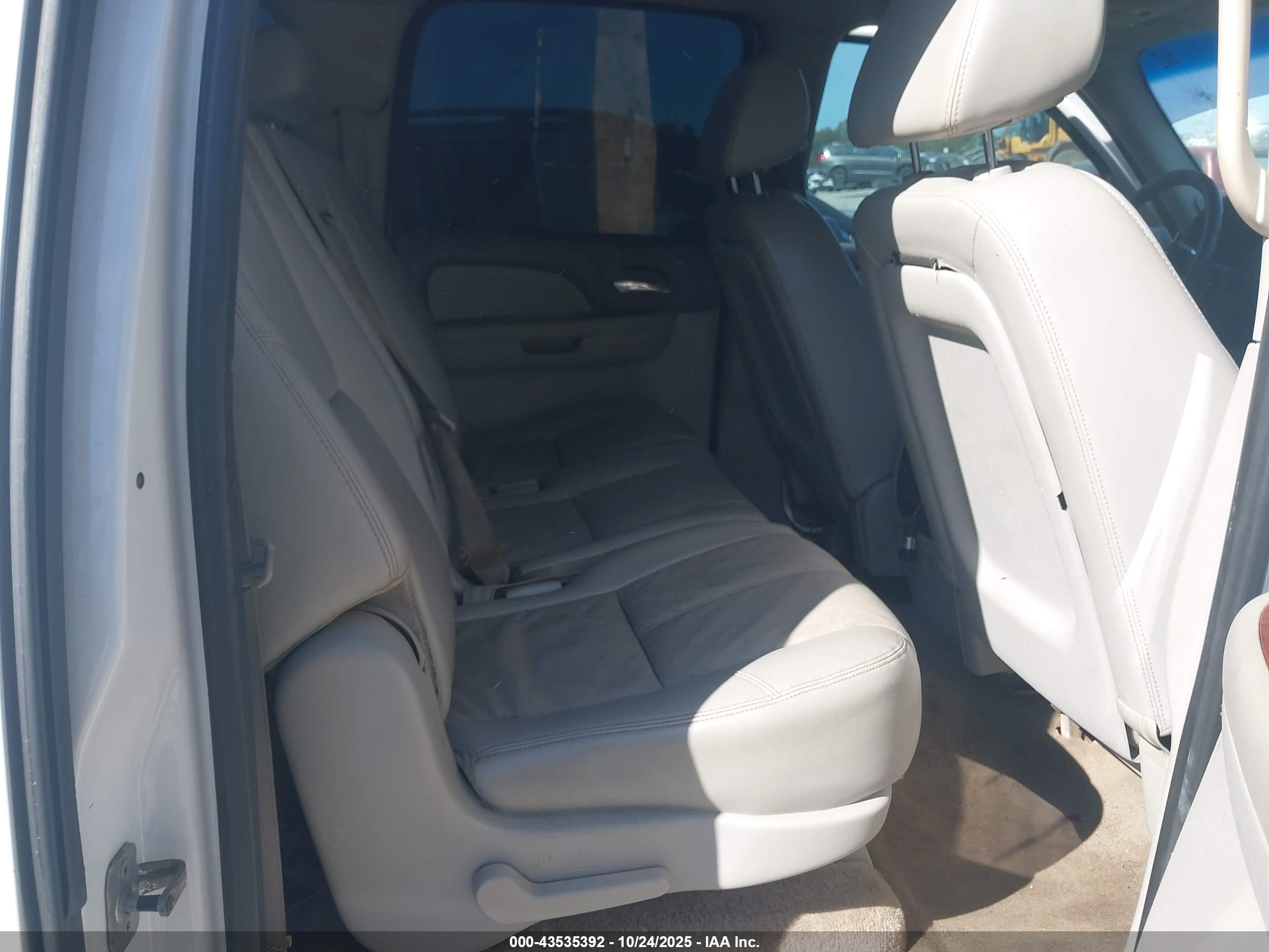 CHEVROLET SUBURBAN image 8