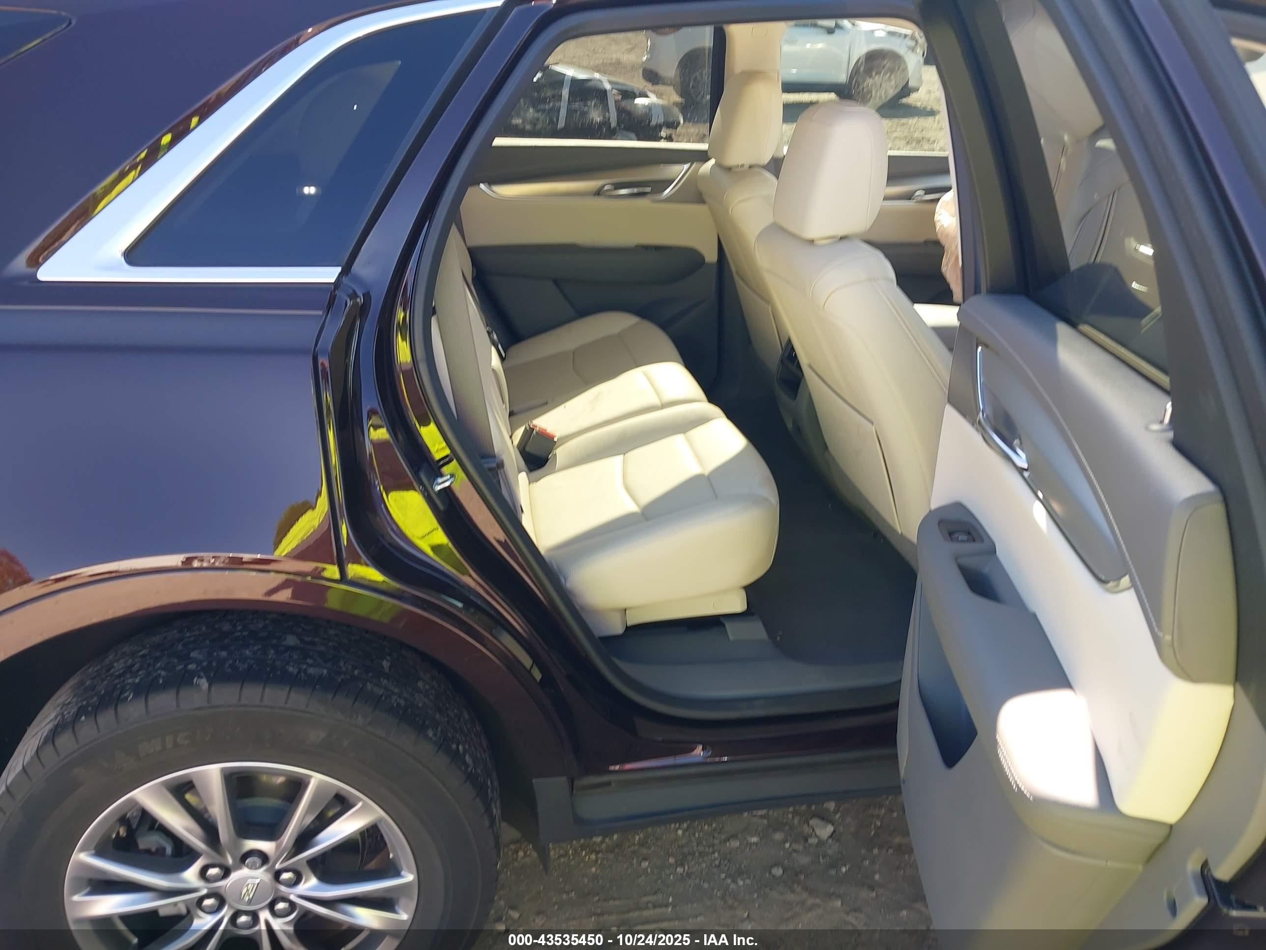 CADILLAC XT5 image 8