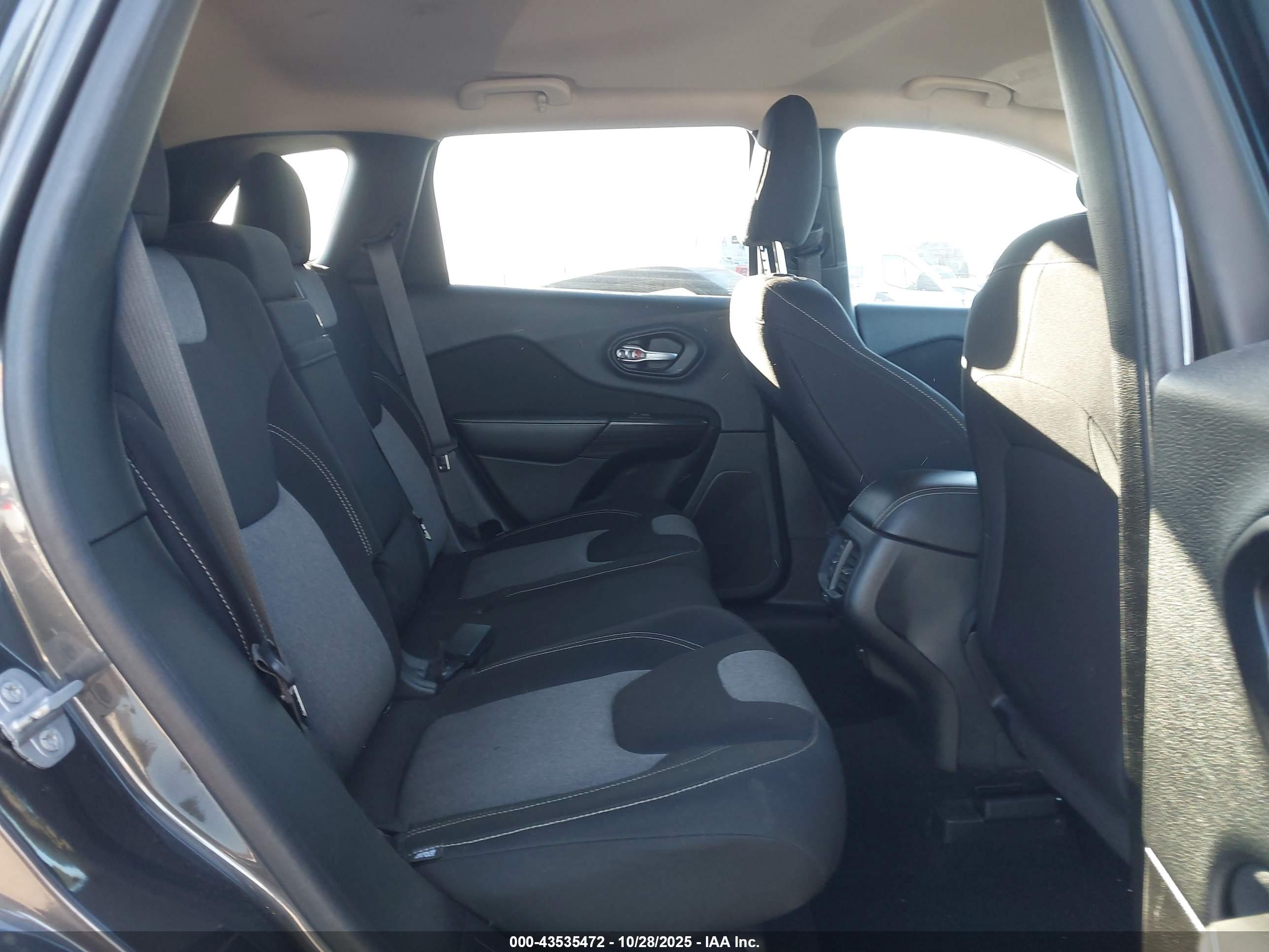 JEEP CHEROKEE image 8