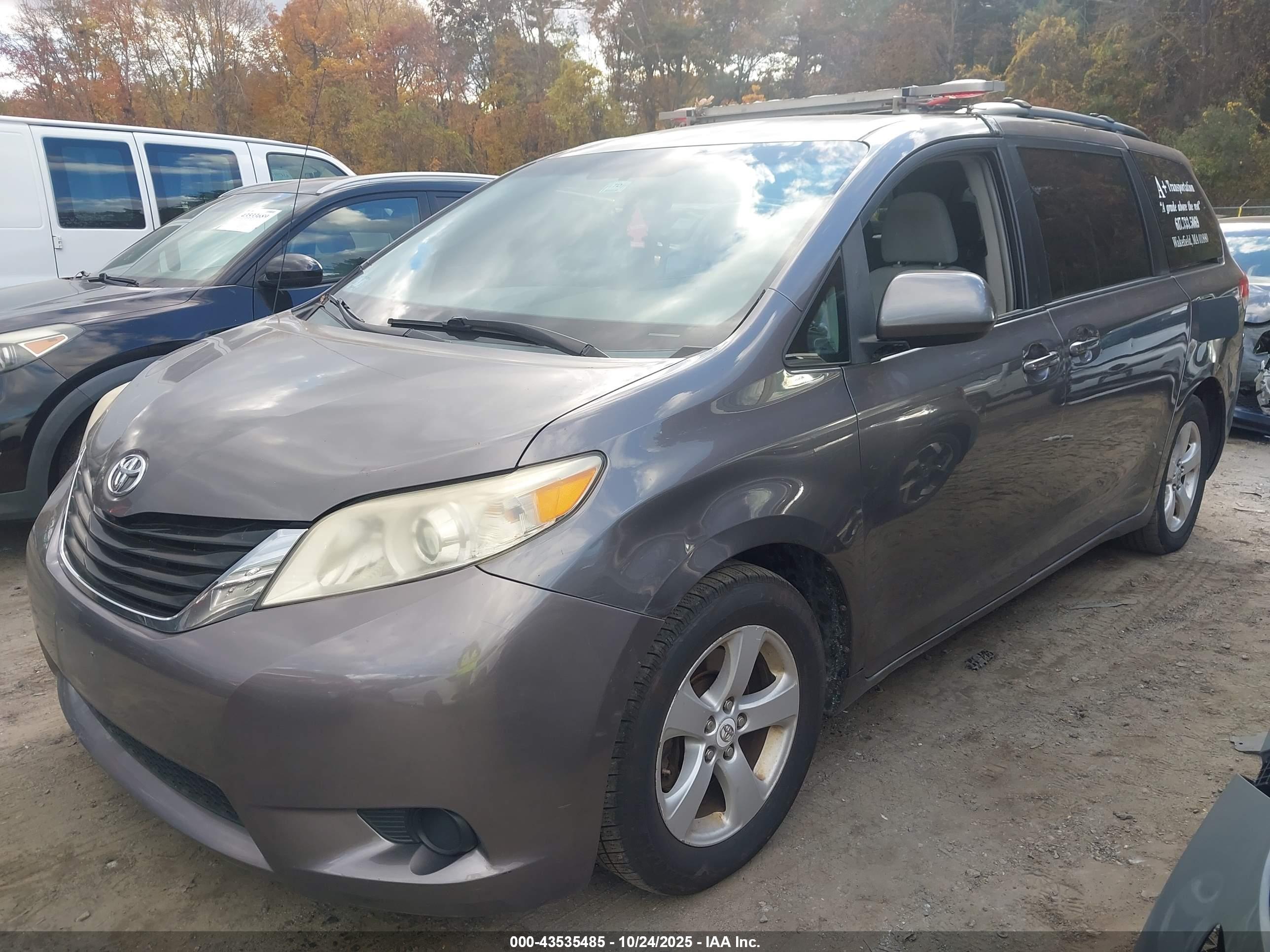 TOYOTA SIENNA image 2