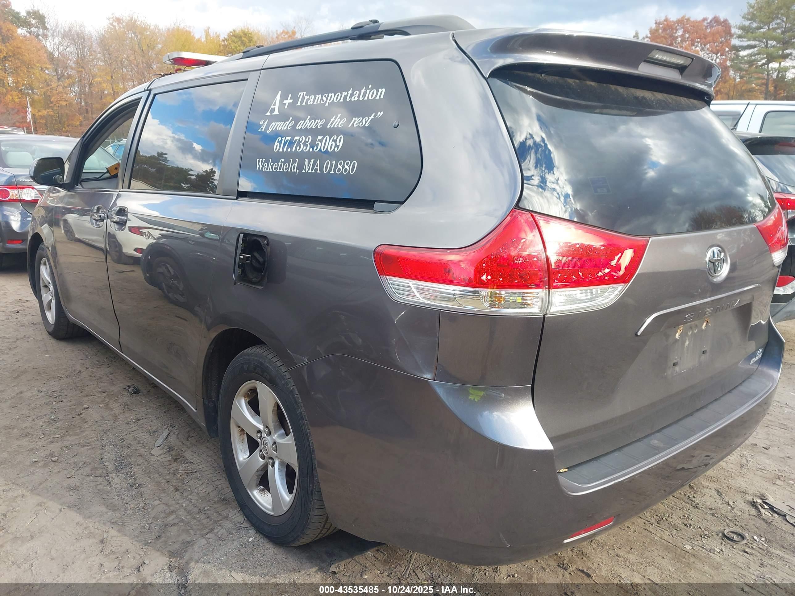 TOYOTA SIENNA image 3