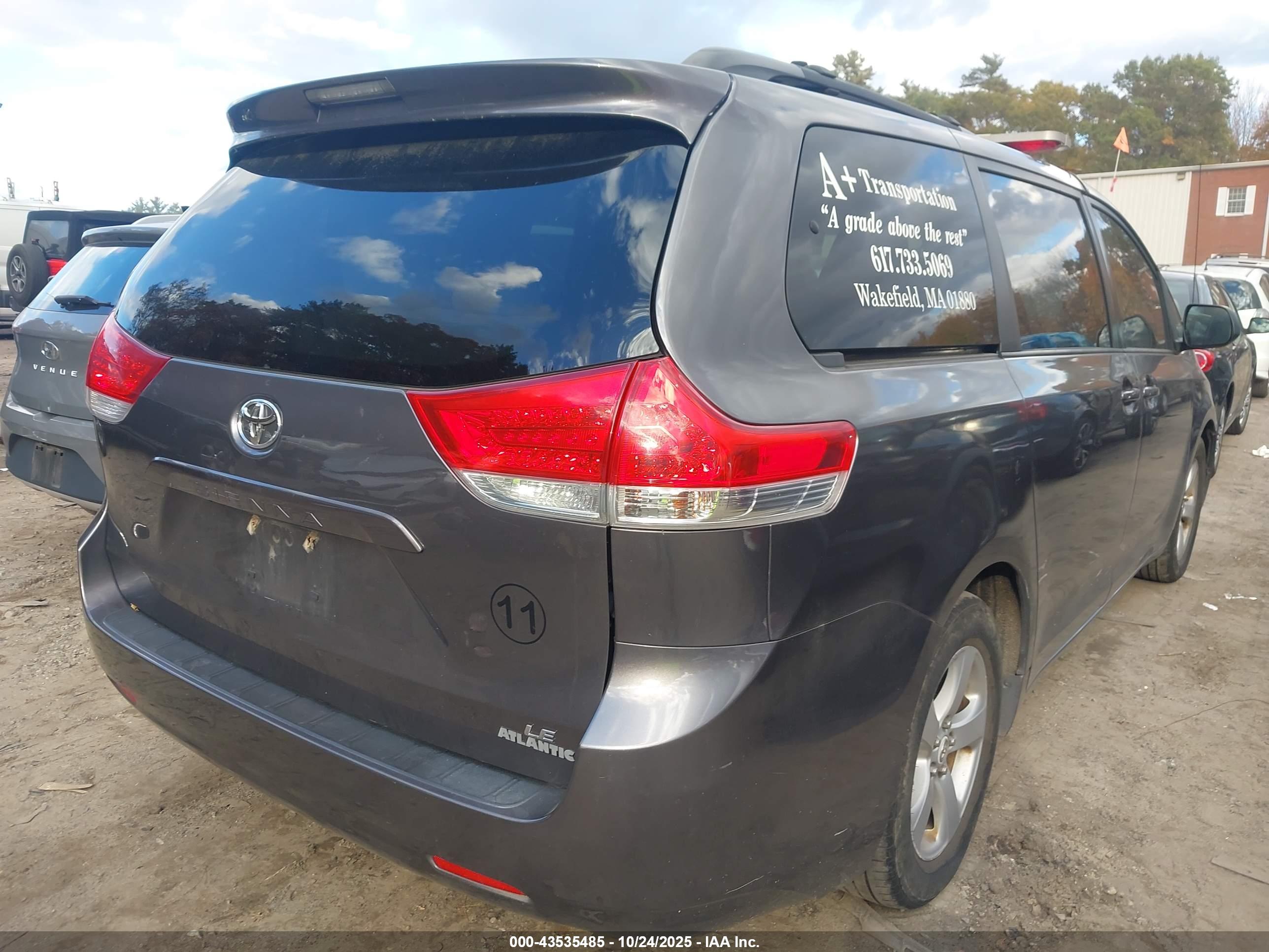 TOYOTA SIENNA image 4