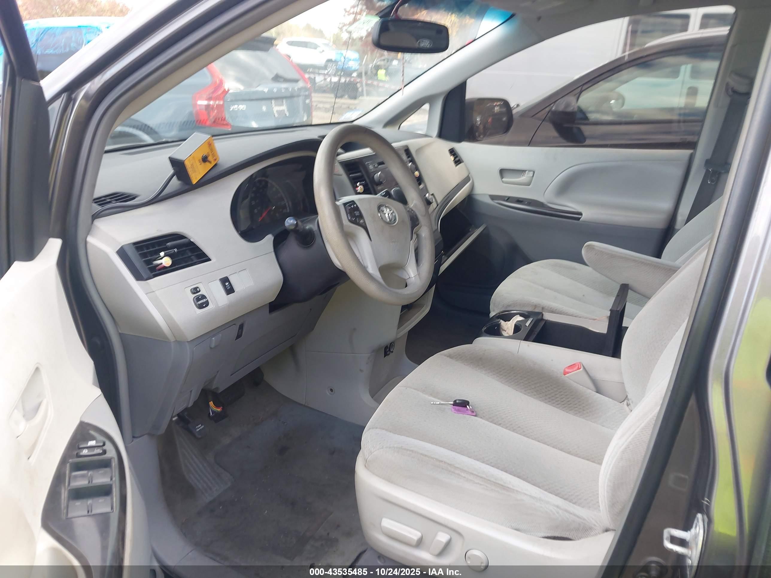 TOYOTA SIENNA image 5