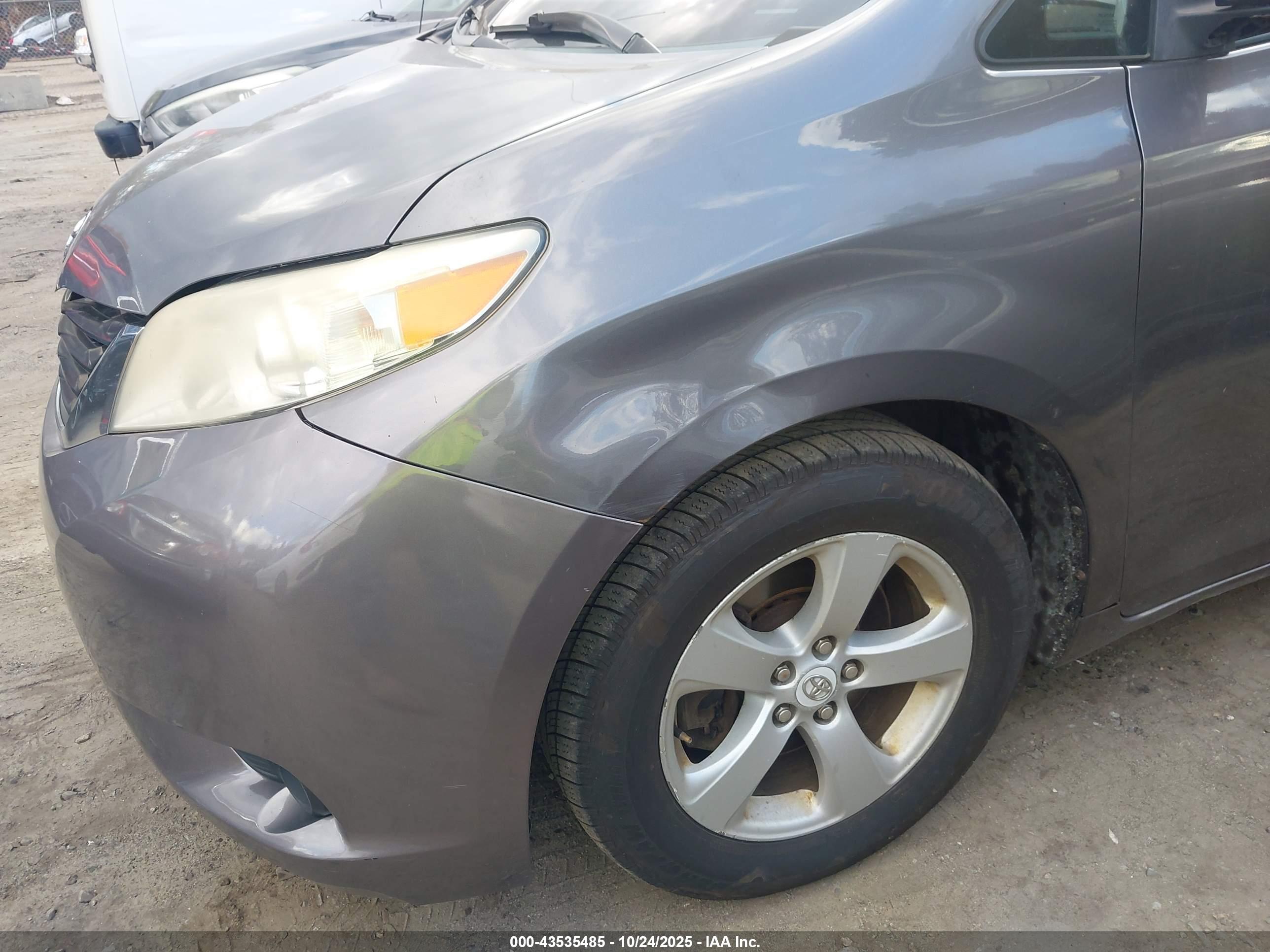 TOYOTA SIENNA image 6