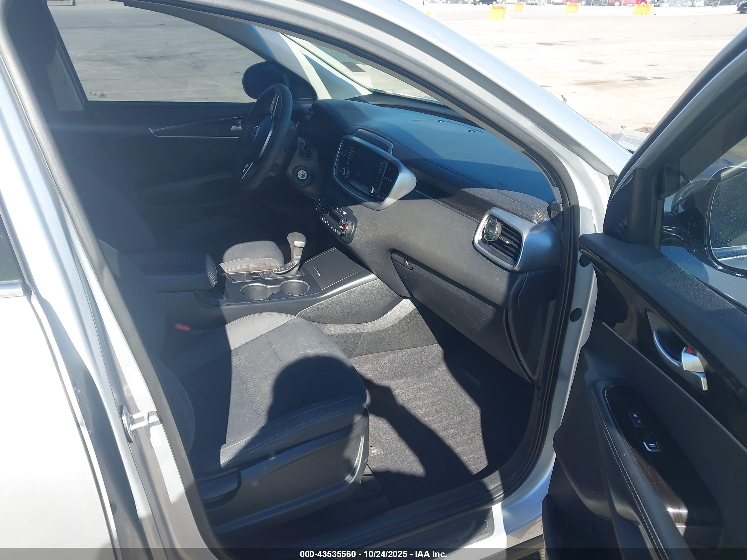 KIA SORENTO image 5