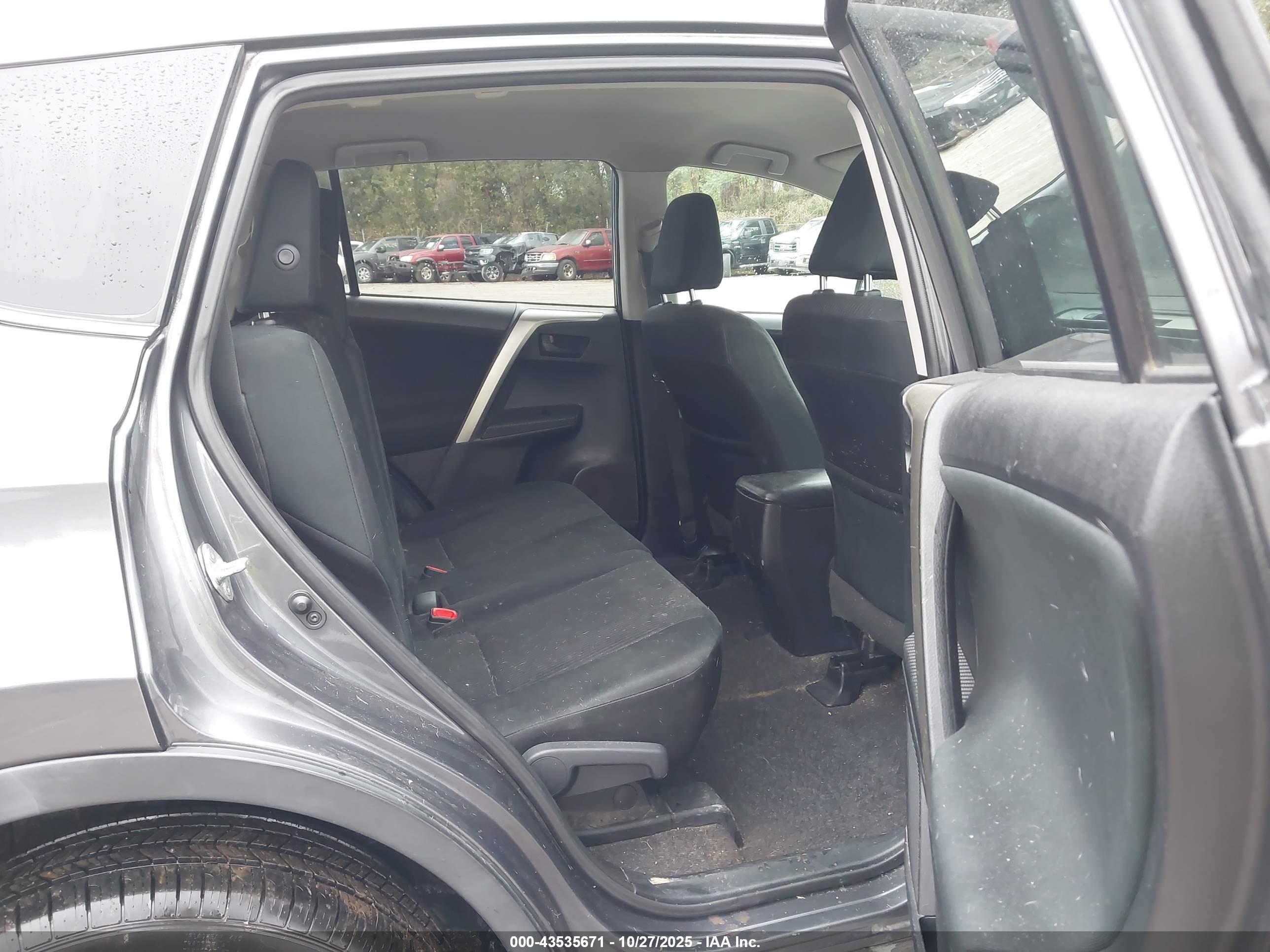 TOYOTA RAV4 image 8