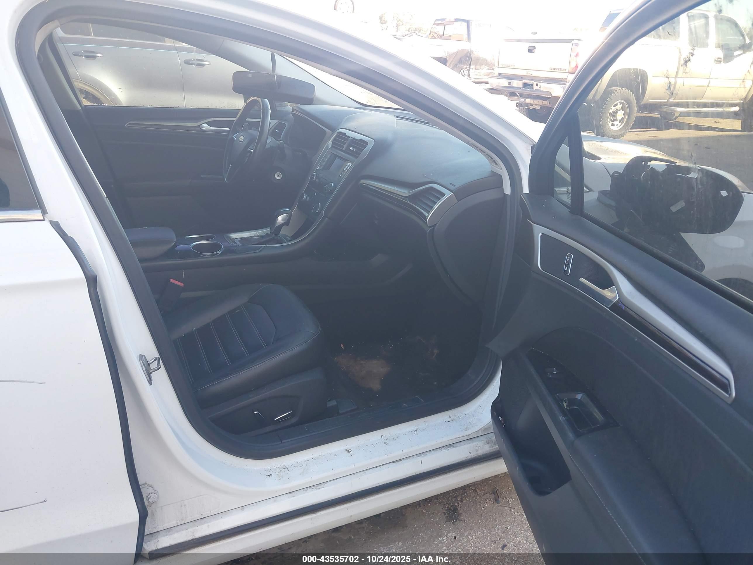 FORD FUSION image 5