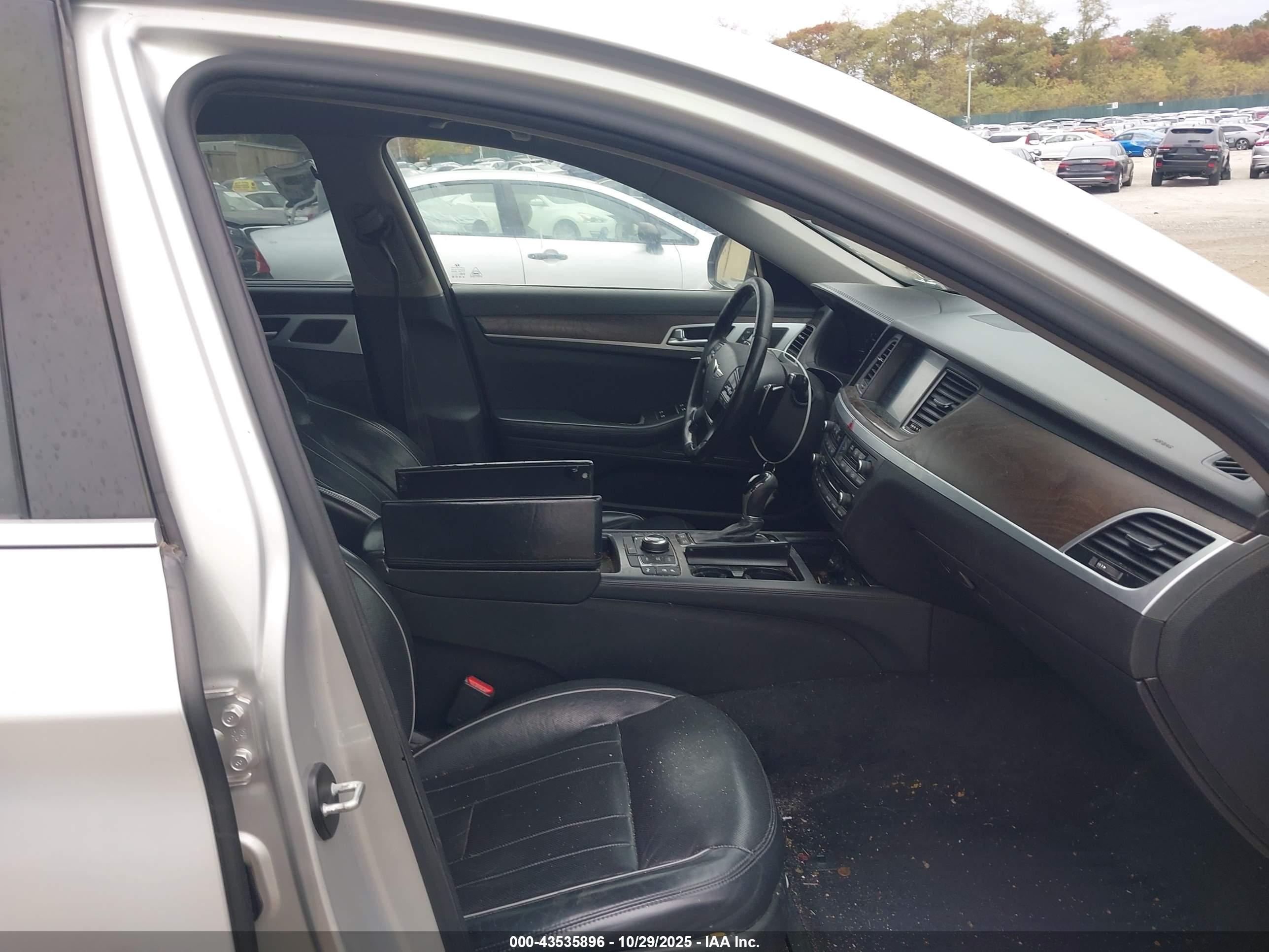 HYUNDAI GENESIS image 5