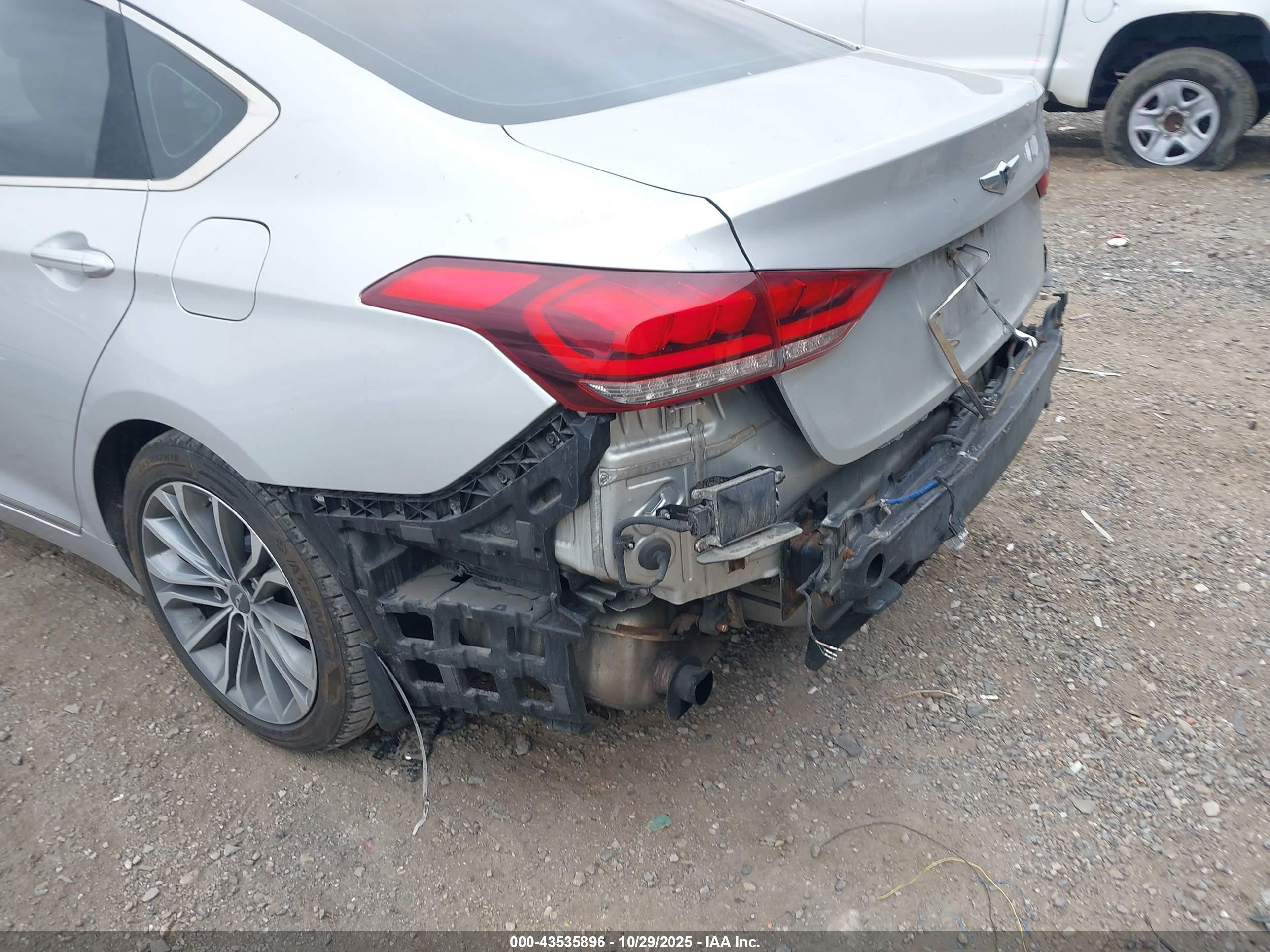 HYUNDAI GENESIS image 6