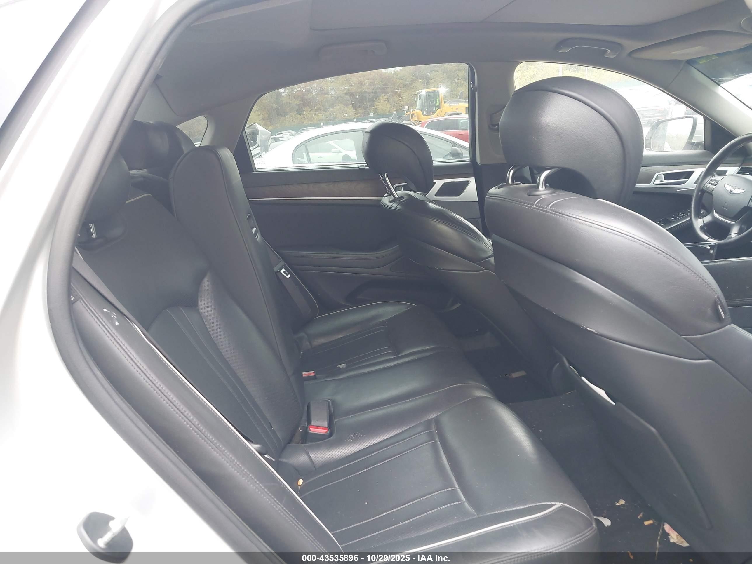 HYUNDAI GENESIS image 8