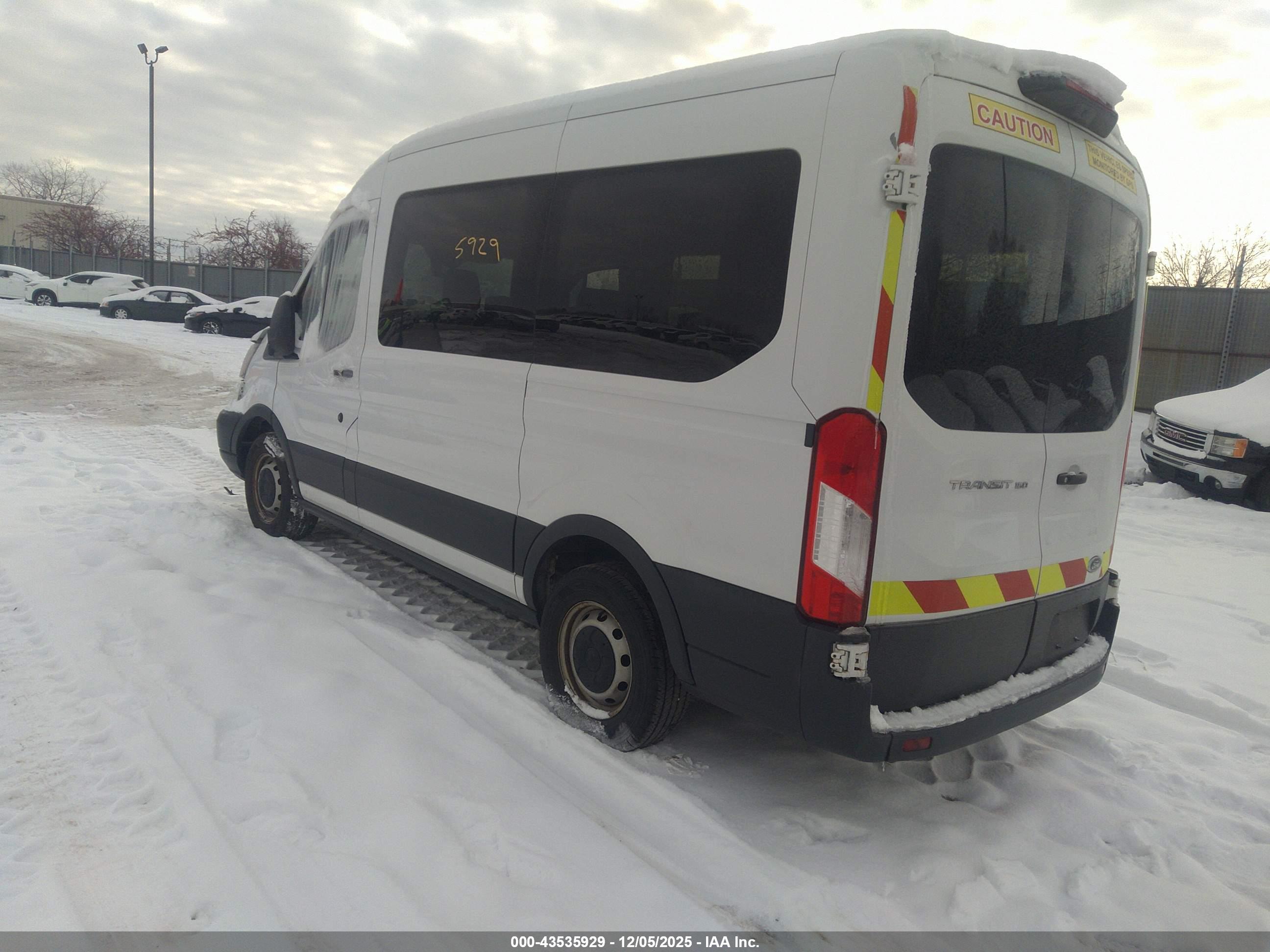 FORD TRANSIT-150 image 3