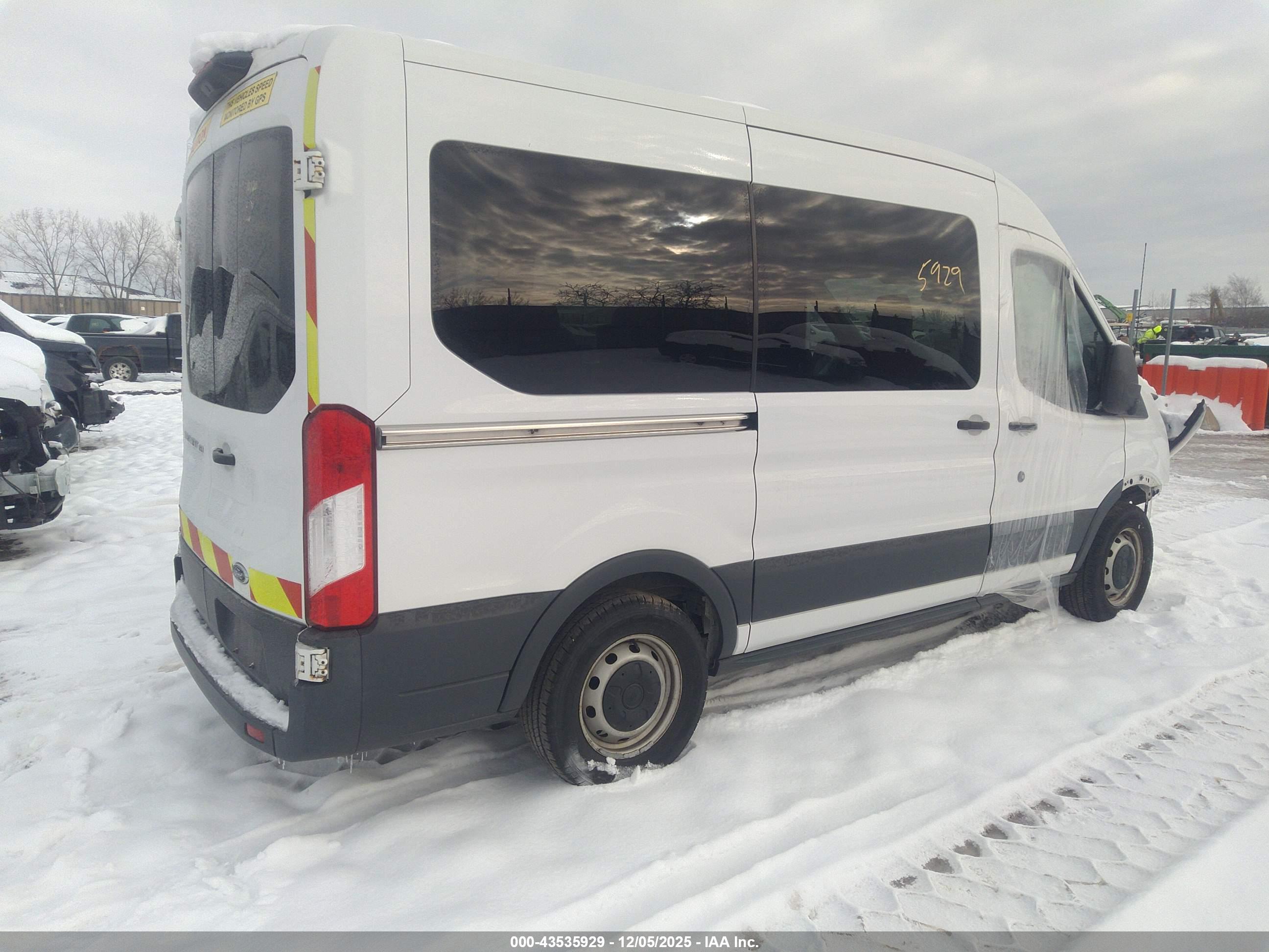 FORD TRANSIT-150 image 4